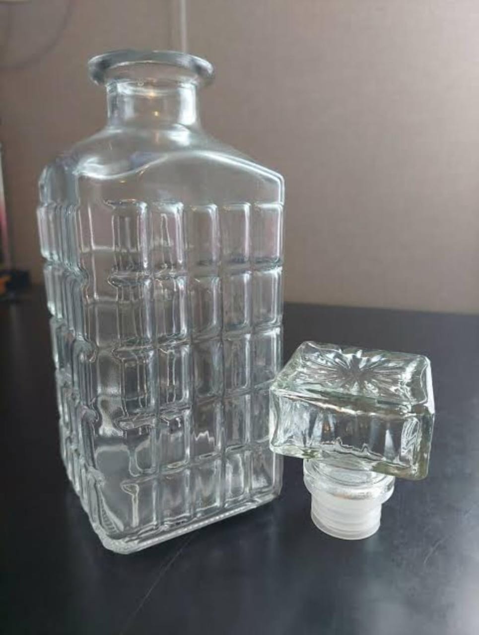 1L THICK GLASS WHISKY BOTTLE  WITH AIR TIGHT TOT CORK GLASS DECANTER WITH AIRTIGHT STOPPER, 1000ML LIQUOR DECANTER BOTTLE FOR ALCOHOL , WINE , SCOTCH , BRANDY OR BOURBON DECANTER , LEAD-FREE CRYSTAL