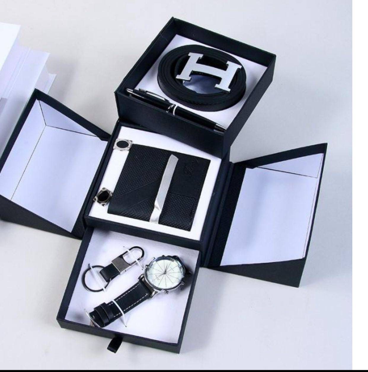 💙❤️ MEN FULL GIFT PACK **💙❤️

▪️Watch 

▪️Wallet 

▪️Belt

▪️Shirt cufflinks 

▪️Key holder

▪️Executive pen

▪️Gift card 

▪️Box & Bag 



🥰Black & Brown