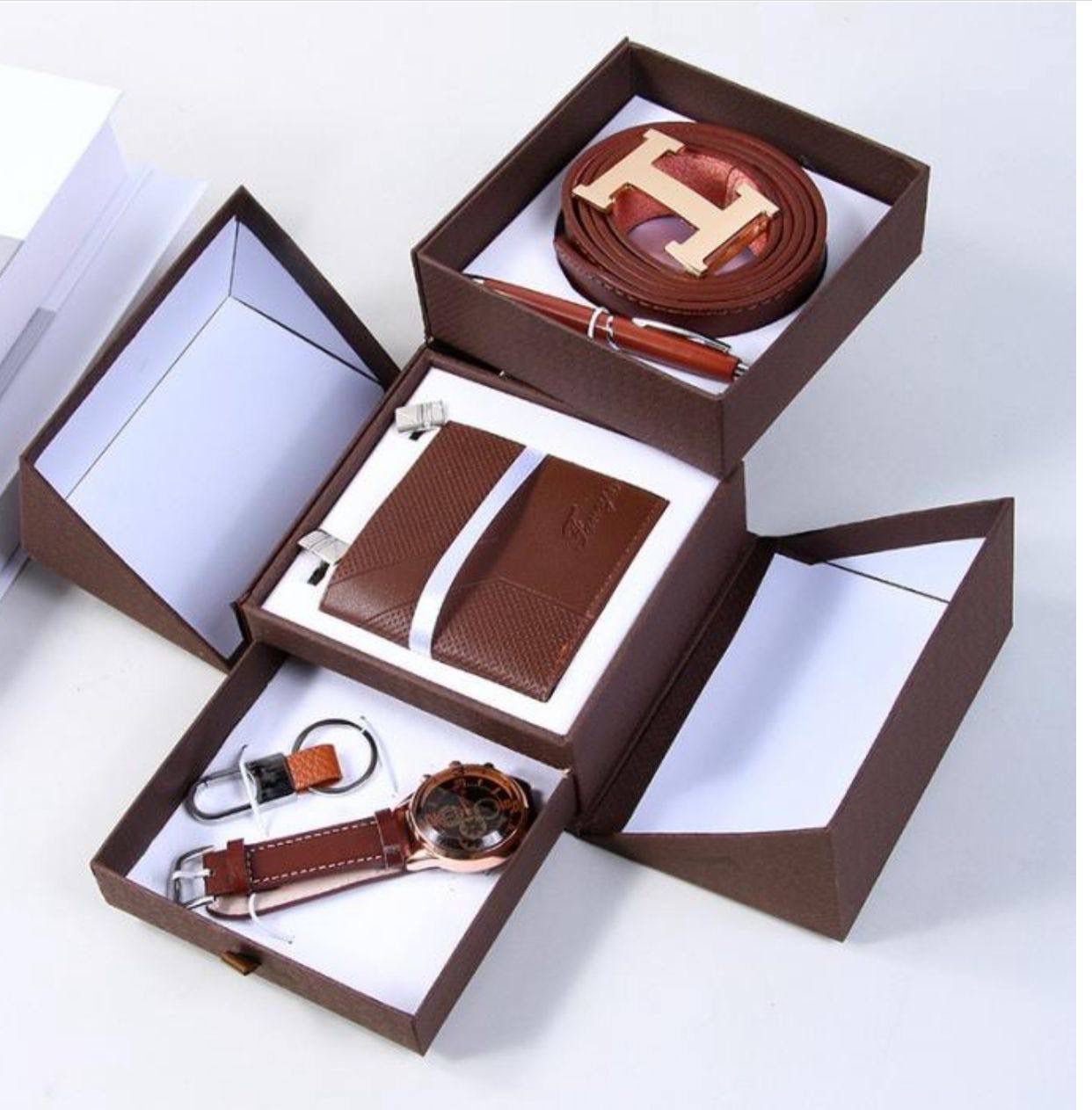 💙❤️ MEN FULL GIFT PACK **💙❤️

▪️Watch 

▪️Wallet 

▪️Belt

▪️Shirt cufflinks 

▪️Key holder

▪️Executive pen

▪️Gift card 

▪️Box & Bag 



🥰Black & Brown
