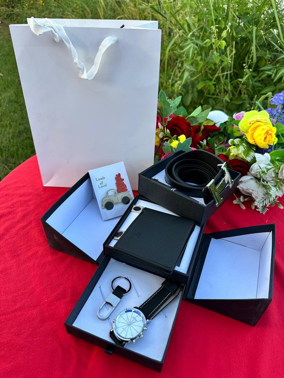 💙❤️ MEN FULL GIFT PACK **💙❤️

▪️Watch 

▪️Wallet 

▪️Belt

▪️Shirt cufflinks 

▪️Key holder

▪️Executive pen

▪️Gift card 

▪️Box & Bag 



🥰Black & Brown
