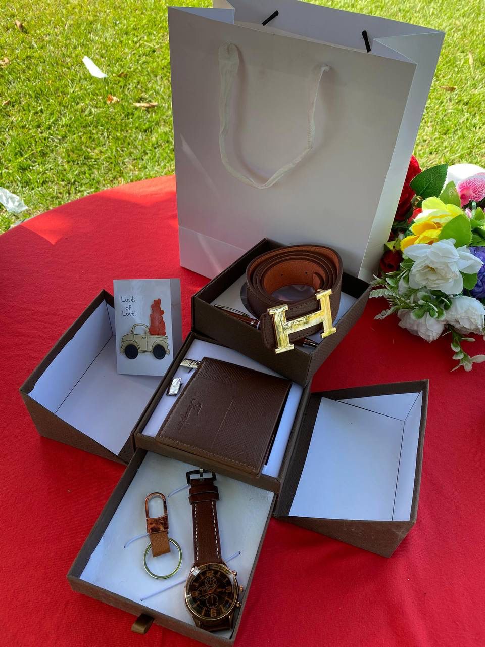 💙❤️ MEN FULL GIFT PACK **💙❤️

▪️Watch 

▪️Wallet 

▪️Belt

▪️Shirt cufflinks 

▪️Key holder

▪️Executive pen

▪️Gift card 

▪️Box & Bag 



🥰Black & Brown