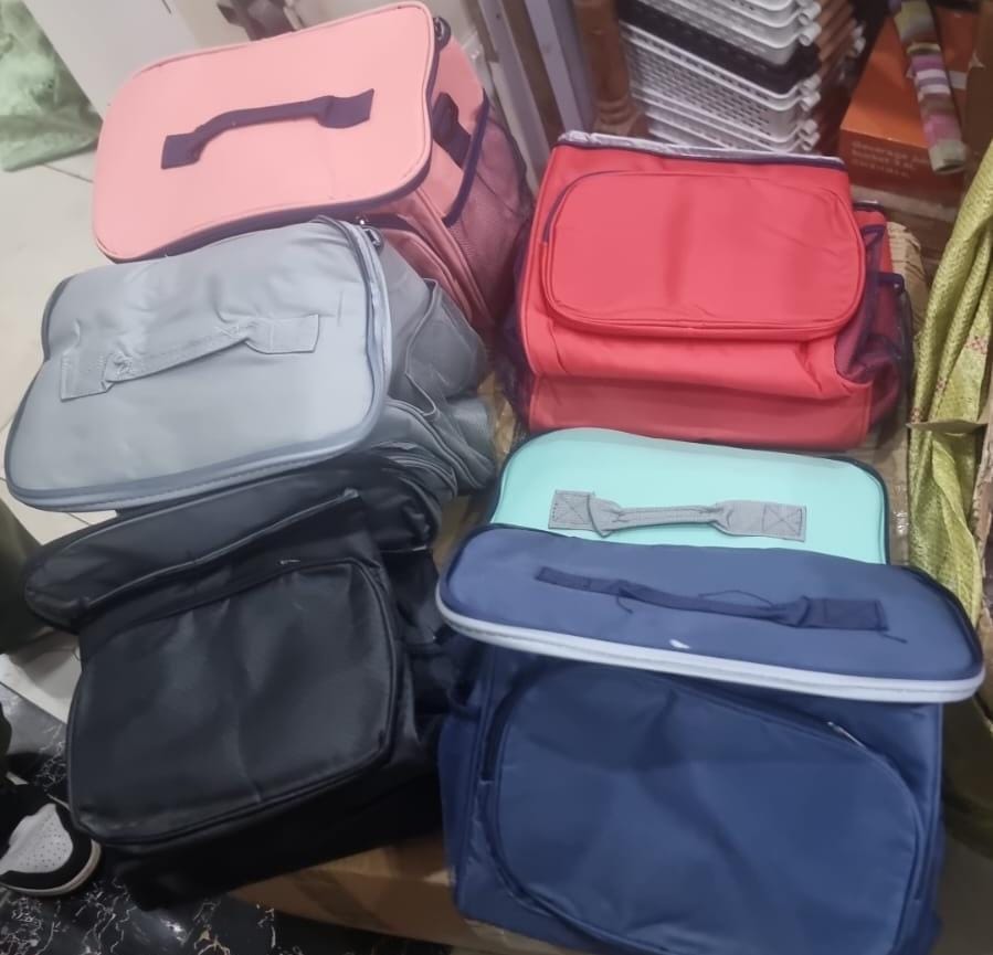 *🍬🌹single cube Insulated food bags now available _size 18cm by 25cm by 22cm* 



*🪺6 colours available (black, Red, Navy blue, lilac, peach, grey)*