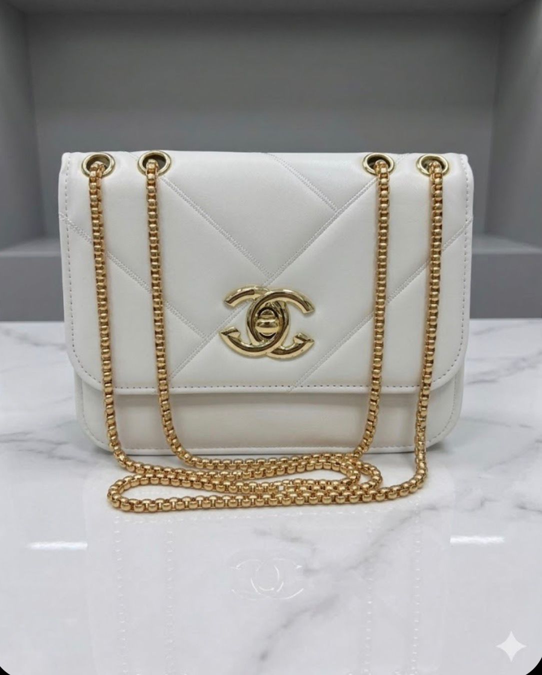 SHOULDER BAG| Luxury Quilted Leather Shoulder Bag – Elegant Chain Strap, Stylish quilted leather design for a luxurious look, Elegant gold-tone chain strap for versatile shoulder or crossbody wear.