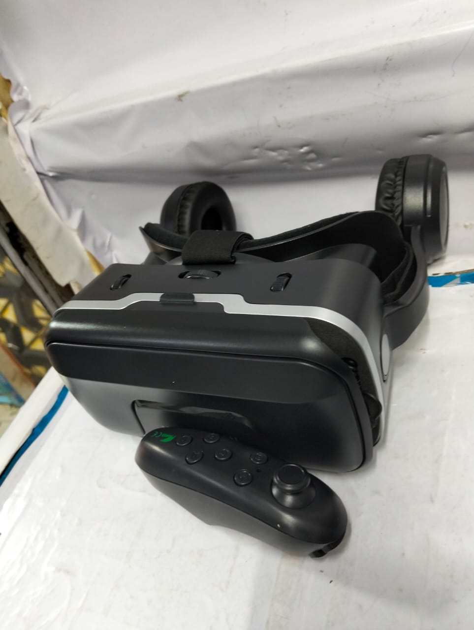 Shinecon VisionMax Pro VR Headset with Built-in Bluetooth Controller for Seamless Mobile Integration – Designed for Phones 4.7 to 7.2 Inches, Featuring Adjustable Comfort and Immersive 3D Viewing