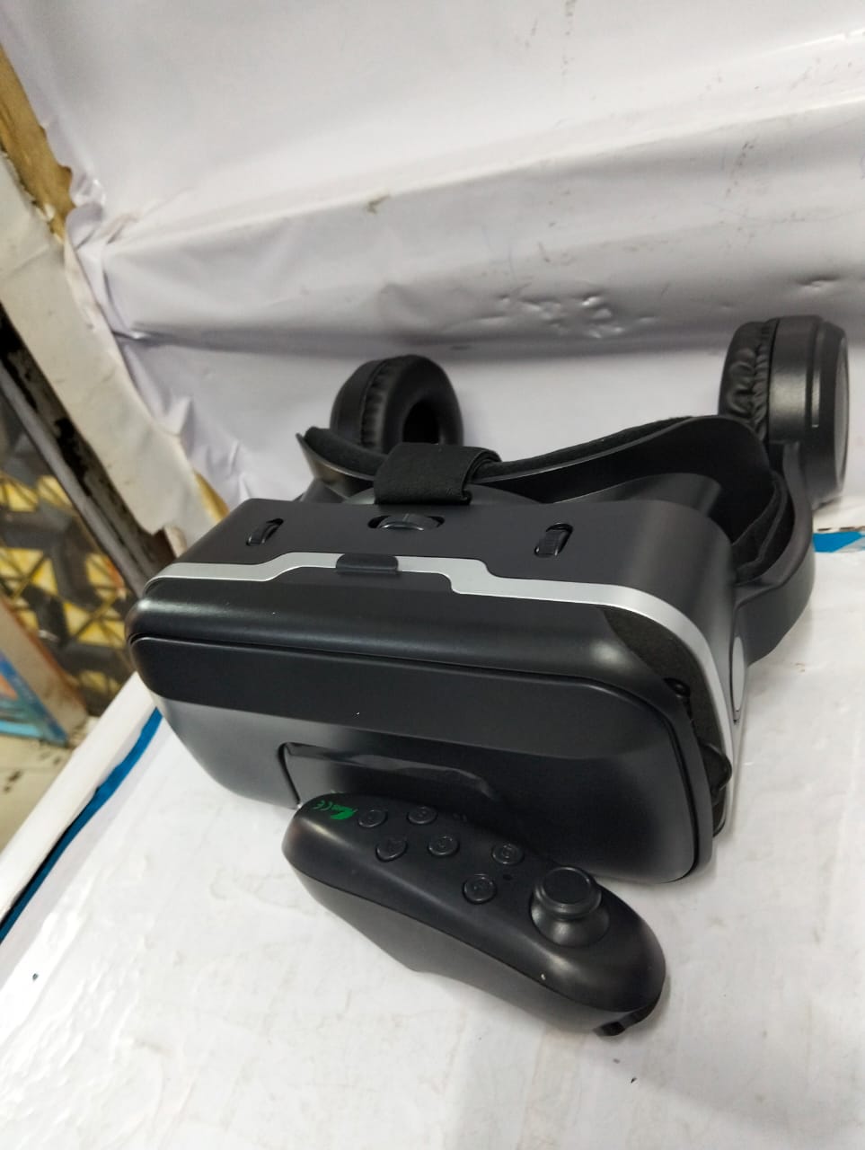 Shinecon VisionMax Pro VR Headset with Built-in Bluetooth Controller for Seamless Mobile Integration – Designed for Phones 4.7 to 7.2 Inches, Featuring Adjustable Comfort and Immersive 3D Viewing