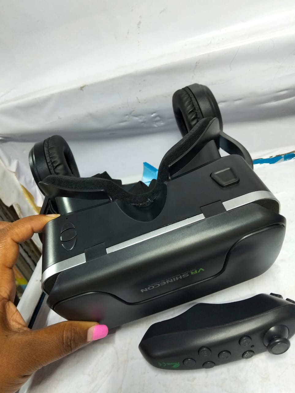 VR SHINECON High-Definition Virtual Reality Glasses with Wide Field of View, Customizable Fit, and Enhanced Audio for Superior VR Experiences