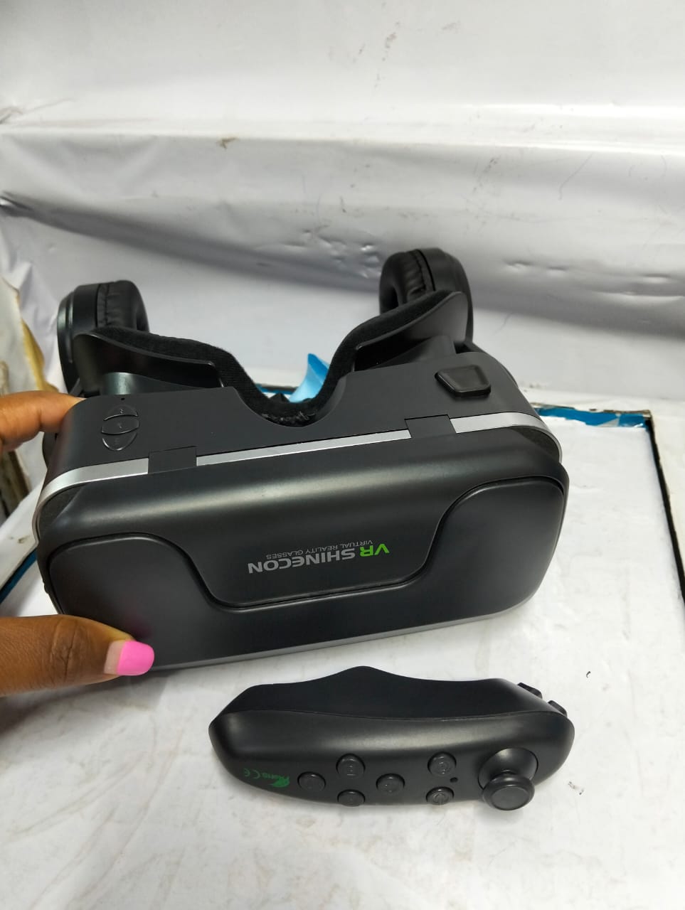VR SHINECON High-Definition Virtual Reality Glasses with Wide Field of View, Customizable Fit, and Enhanced Audio for Superior VR Experiences