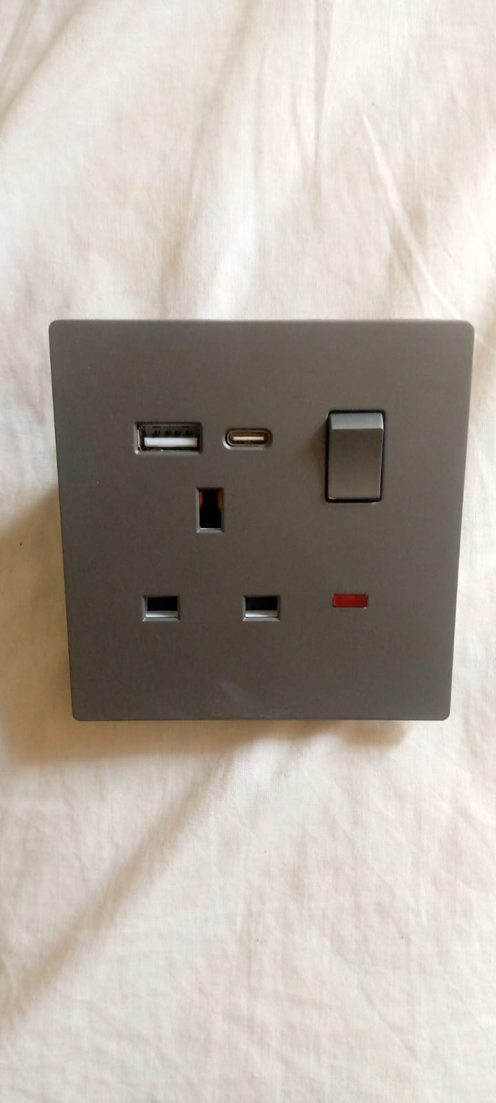 single socket 13A Single Switched Wall Socket featuring integrated USB-A and USB-C charging ports