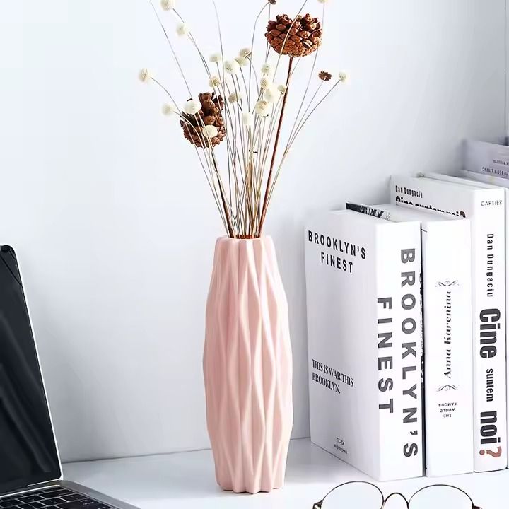 Nordic Table Matte Spiral Stripe Shape Plastic Vase for Living Room Vase Home Decoration