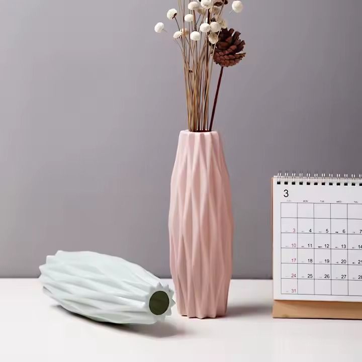 Nordic Table Matte Spiral Stripe Shape Plastic Vase for Living Room Vase Home Decoration