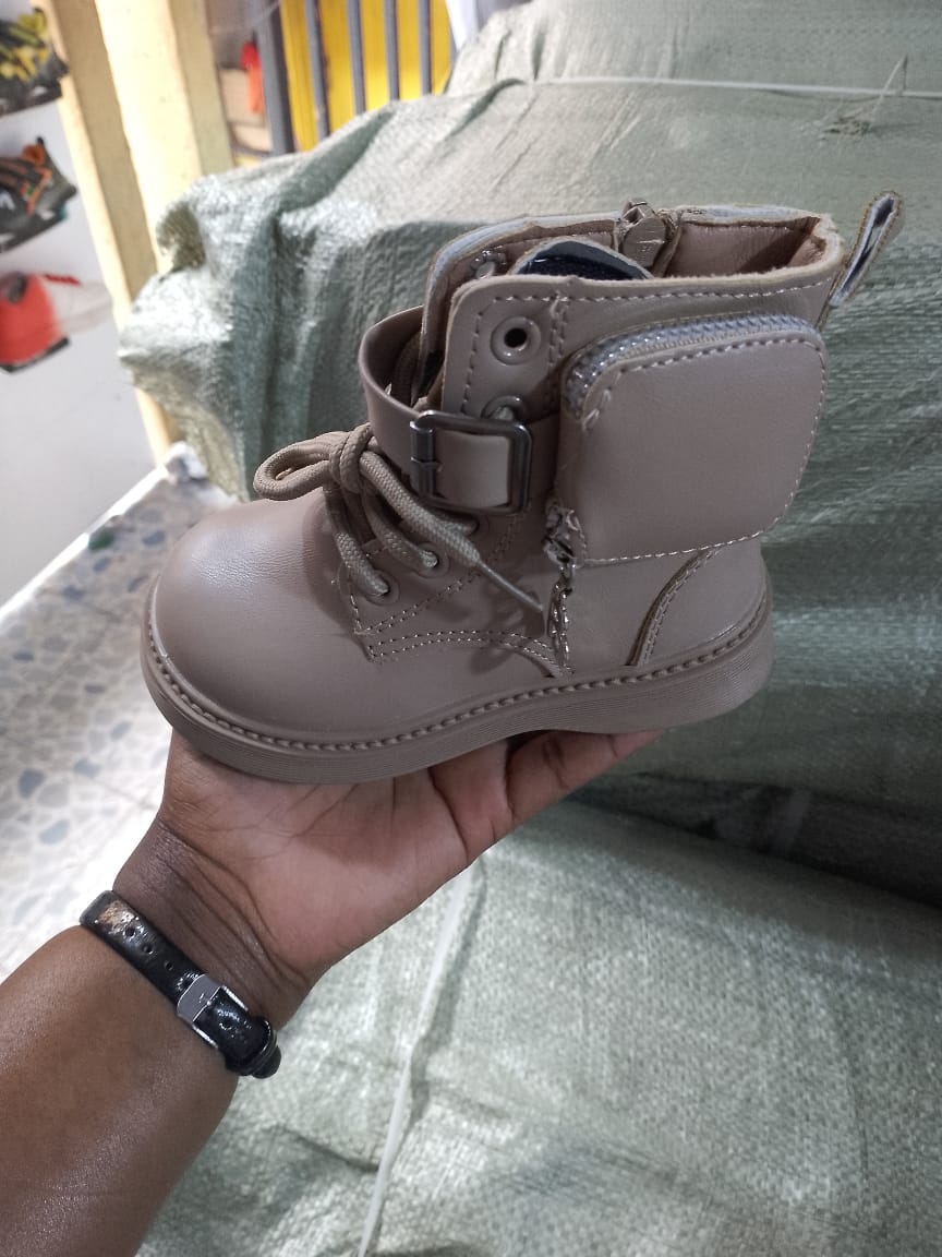Latest Girls High Quality fashionable Kids boot🔥🔥🔥🔥
Very cute and classic ✨✨