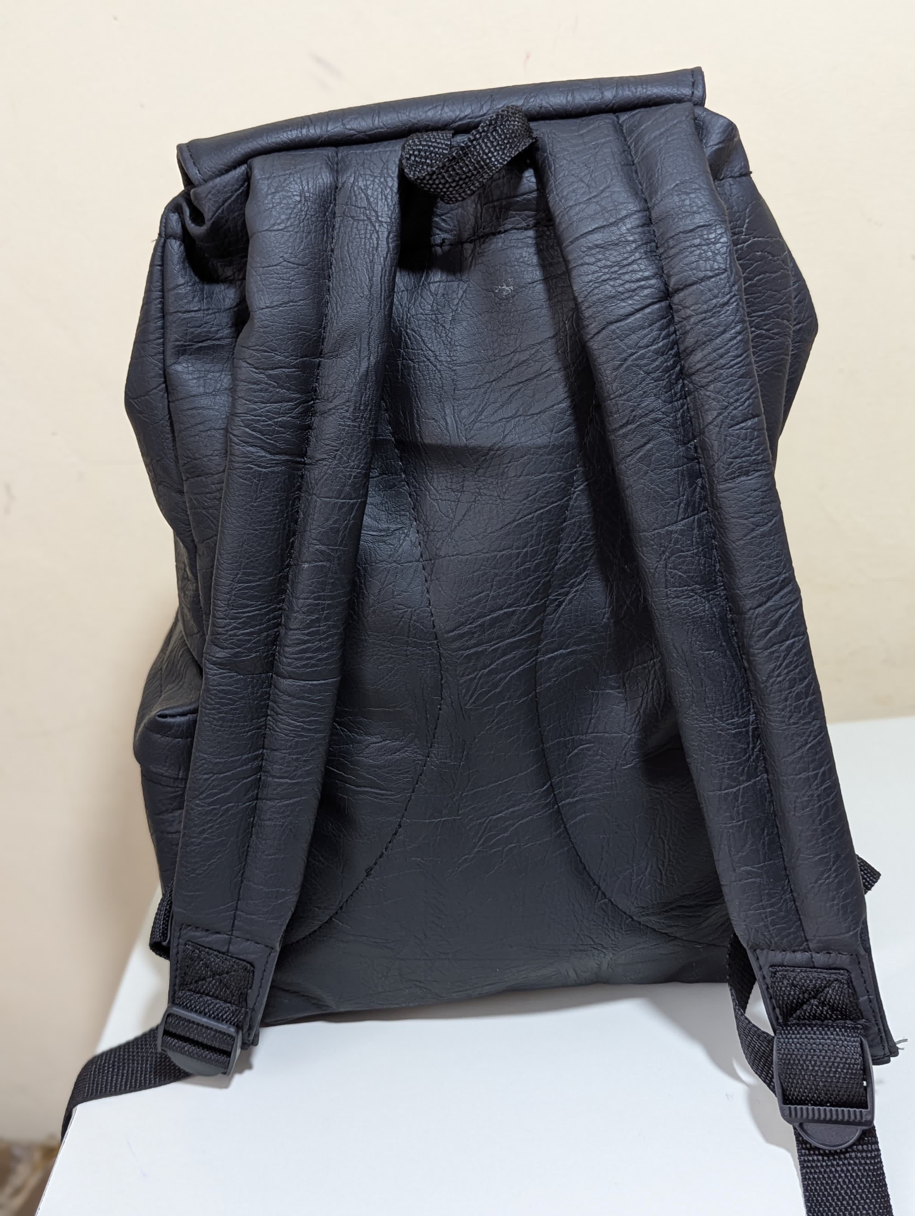 ⚡ MONKEY BACKPACK ⚡NEW ARRIVAL  High quality  classic UNISEX back pack 😍🌞backpack with a laptop compartment and side water bottle, very cute and classic, all colours eg, black , green,red, brown,etc