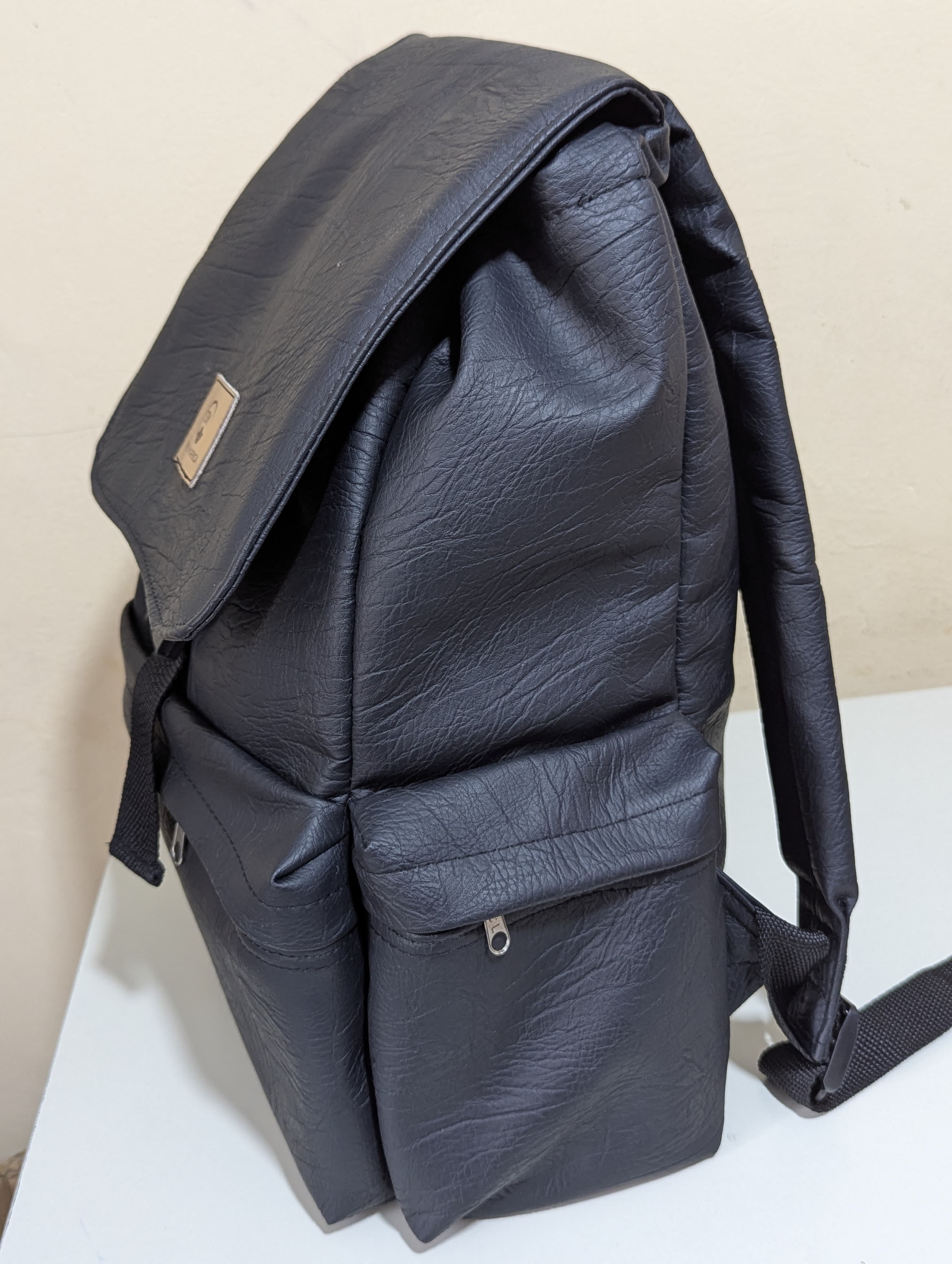 ⚡ MONKEY BACKPACK ⚡NEW ARRIVAL  High quality  classic UNISEX back pack 😍🌞backpack with a laptop compartment and side water bottle, very cute and classic, all colours eg, black , green,red, brown,etc