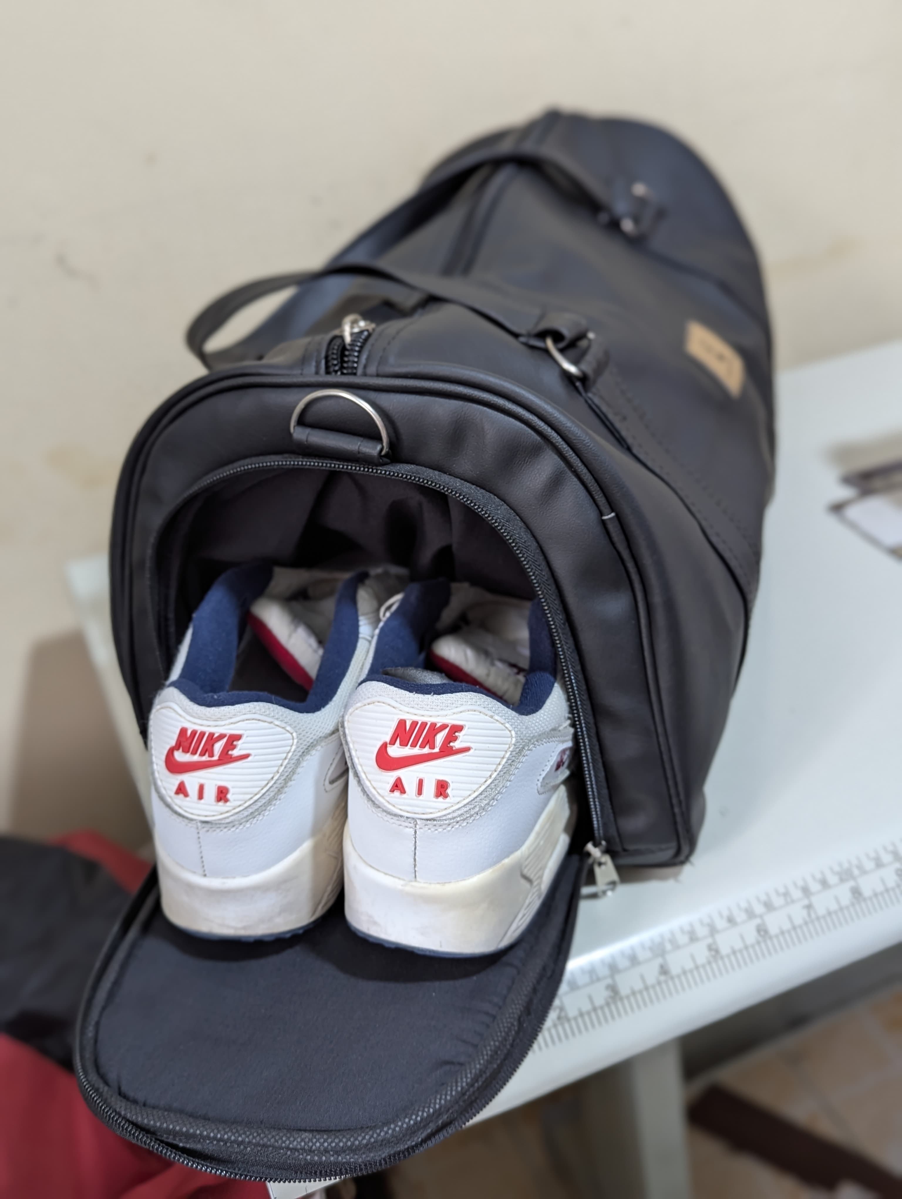 TRAVEL BAG ⚡Water proof leather travel bag with a shoe pocket special only for a pair of shoe⚡and a laptop compart pocket inside , Easy to carry either by hand or shoulder an also at backside😍😍