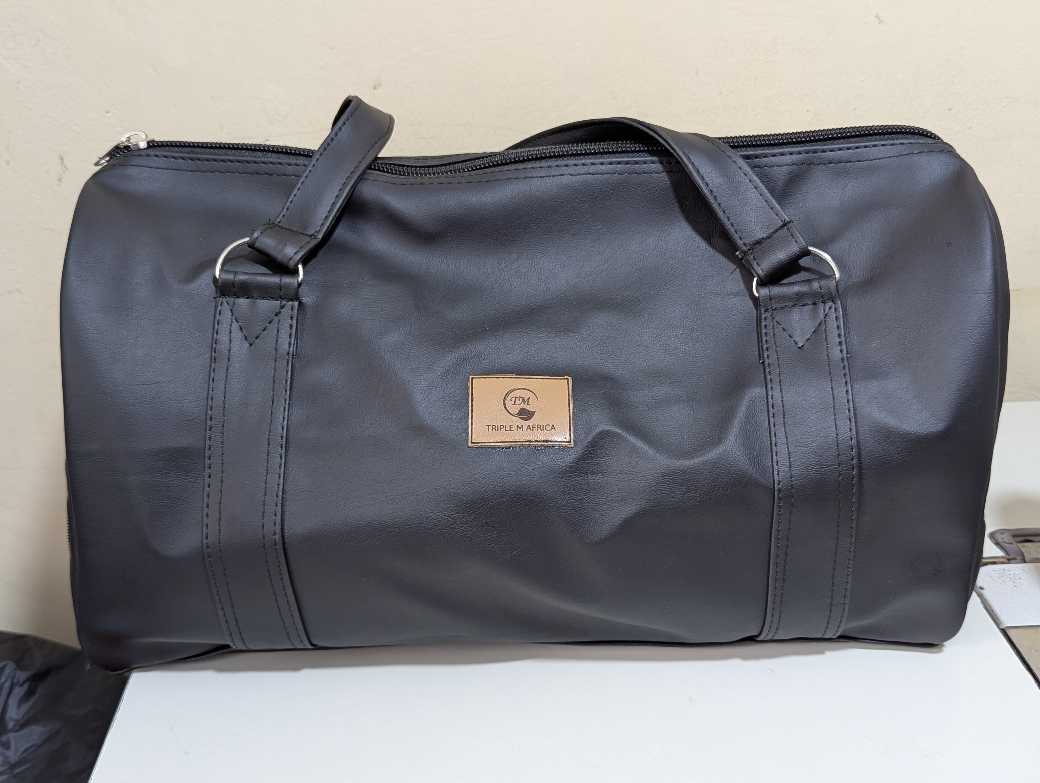 TRAVEL BAG ⚡Water proof leather travel bag with a shoe pocket special only for a pair of shoe⚡and a laptop compart pocket inside , Easy to carry either by hand or shoulder an also at backside😍😍