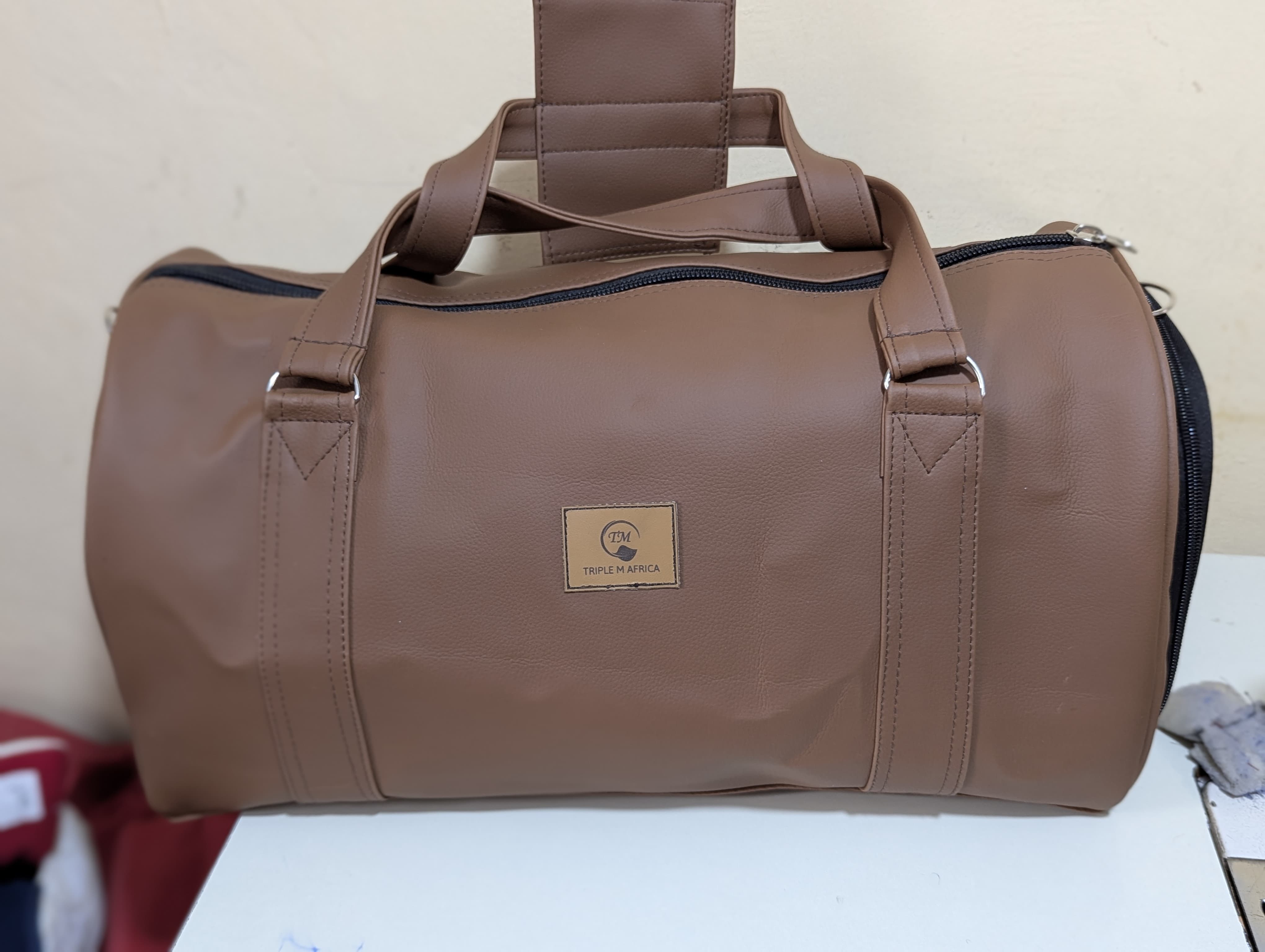 TRAVEL BAG ⚡Water proof leather travel bag with a shoe pocket special only for a pair of shoe⚡and a laptop compart pocket inside , Easy to carry either by hand or shoulder an also at backside😍😍