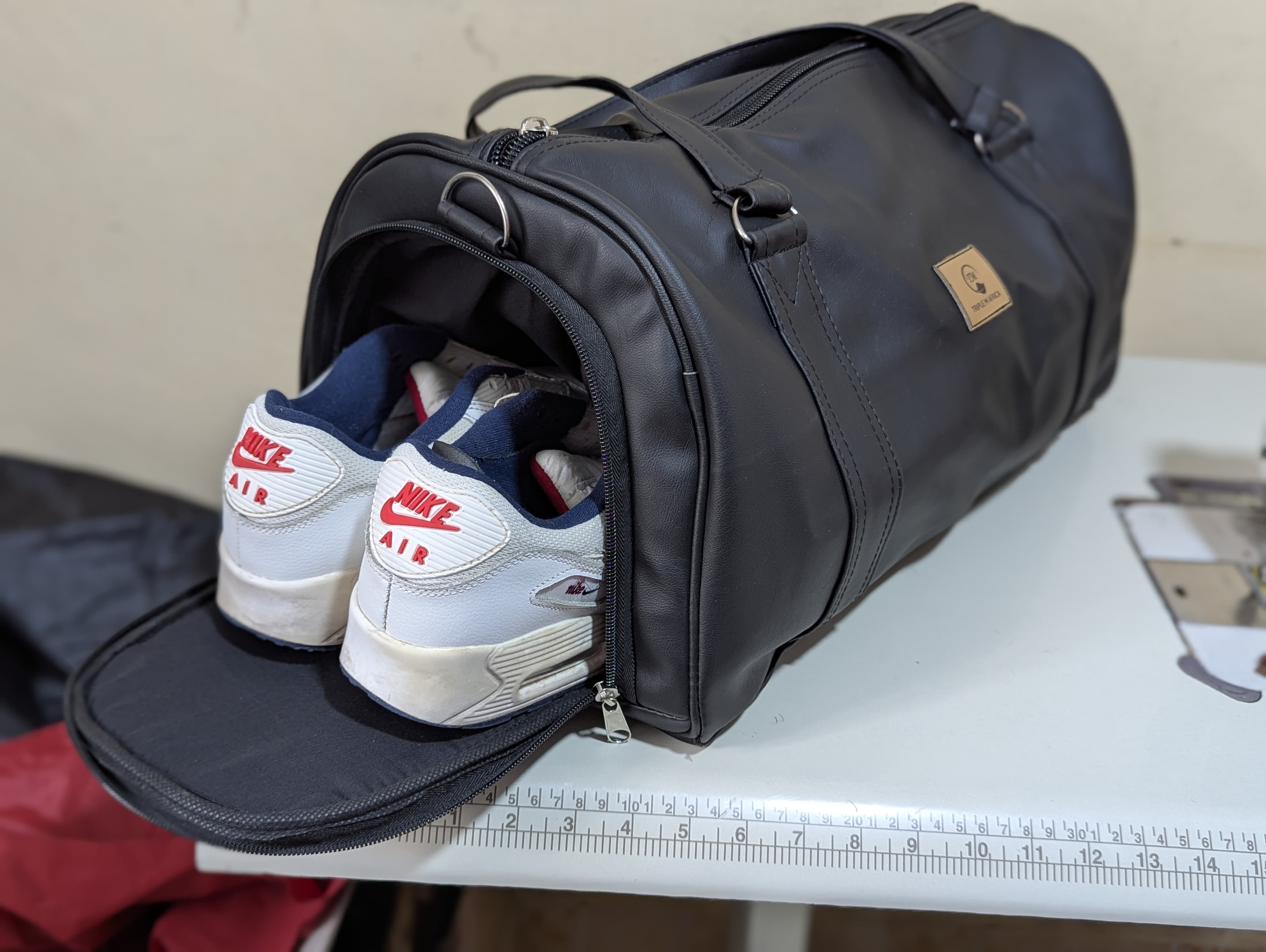 TRAVEL BAG ⚡Water proof leather travel bag with a shoe pocket special only for a pair of shoe⚡and a laptop compart pocket inside , Easy to carry either by hand or shoulder an also at backside😍😍