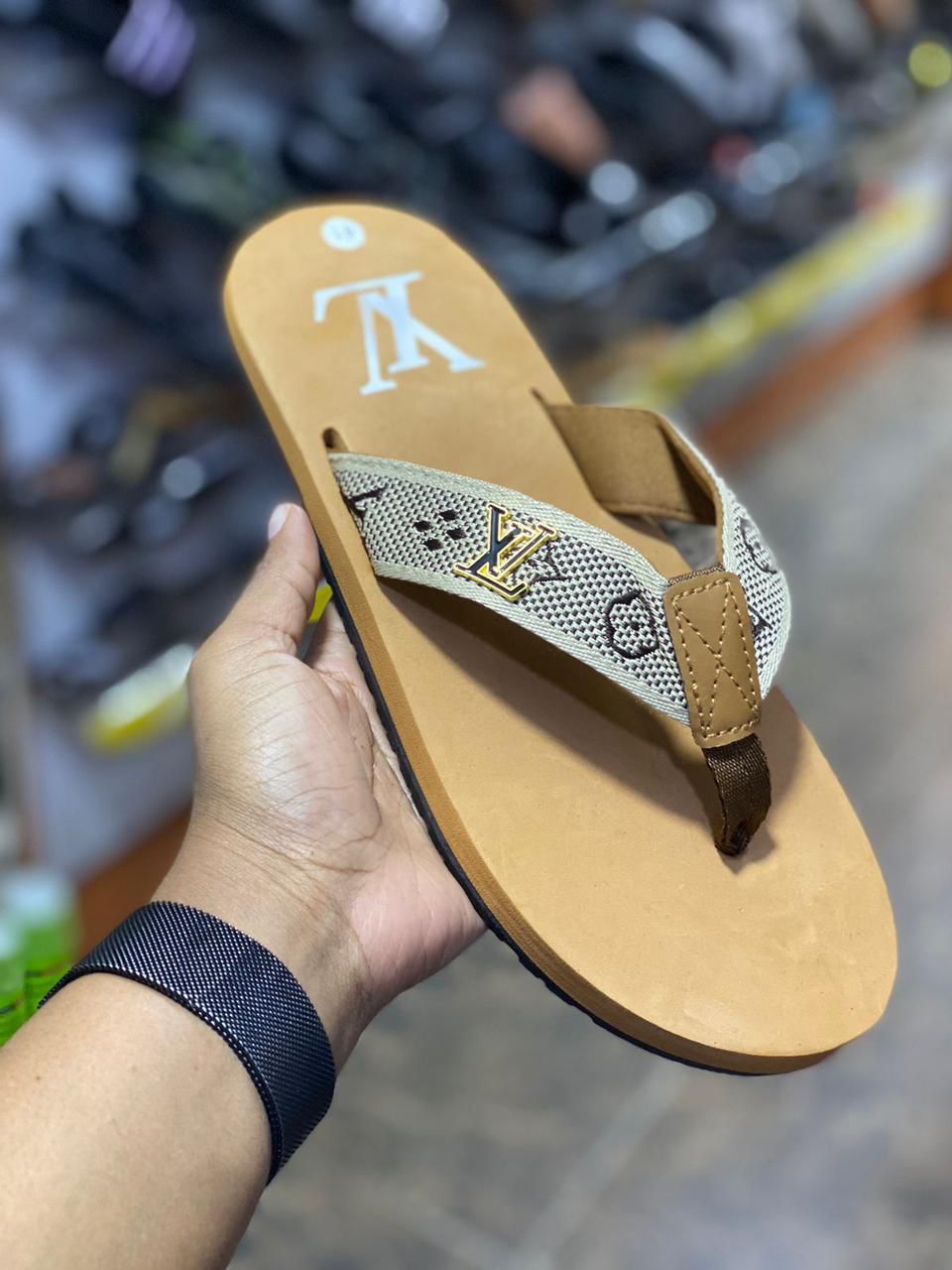 ⚡NEWEST SLIDES IN TOWN 💥 HIGH Quality Original latest new arrival ⚡slides opens shoes,. Mens flats poen shoes💥slides mens LV slipers💥mens fashioned classic slipers unisex💥very cute looking⚡