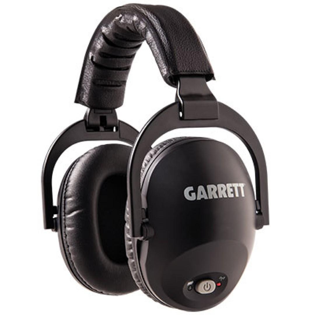 Garrett Axiom Gold Detector with Pulse Induction technology for the tiniest as well as big nuggets in the most difficult soils. When you choose Axiom Lite, you forgo the 13" coil and headphones.