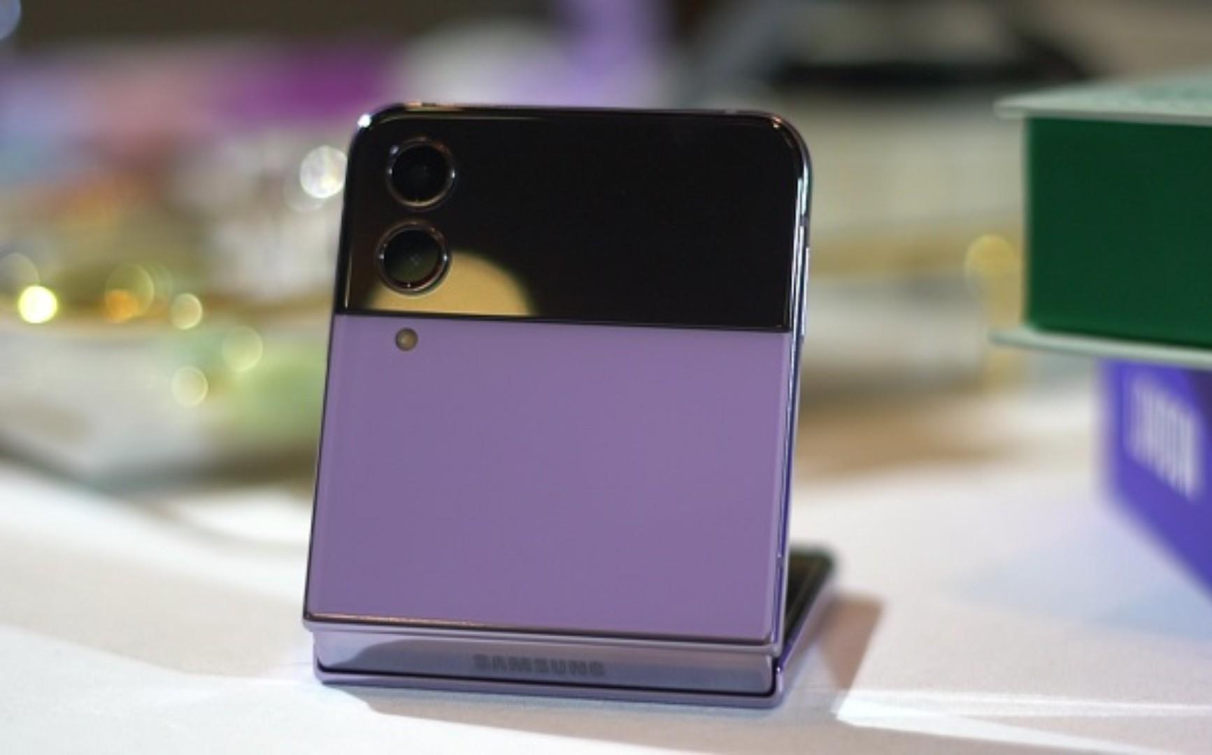 Samsung Galaxy Z Flip 4 features a 6.7 inches Infinity-O Super AMOLED Plus display, Android 11, One UI 3.0, and a Snapdragon 888 chipset.