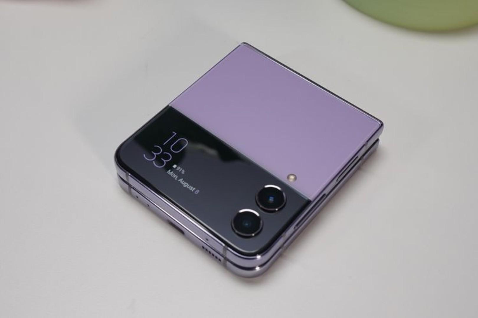 Samsung Galaxy Z Flip 4 features a 6.7 inches Infinity-O Super AMOLED Plus display, Android 11, One UI 3.0, and a Snapdragon 888 chipset.