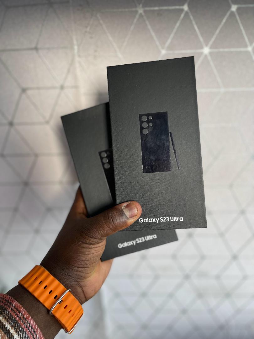BRAND NEW SAMSUNG S23ULTRA 512/12GB RAM Battery: 5000 mAh
Main camera: 200MP + 12MP + 10MP + 10MP
Front camera: 12 MP
Display: 6.8 inch + 120Hz AMOLED display
Processor: Snapdragon 8 Gen2