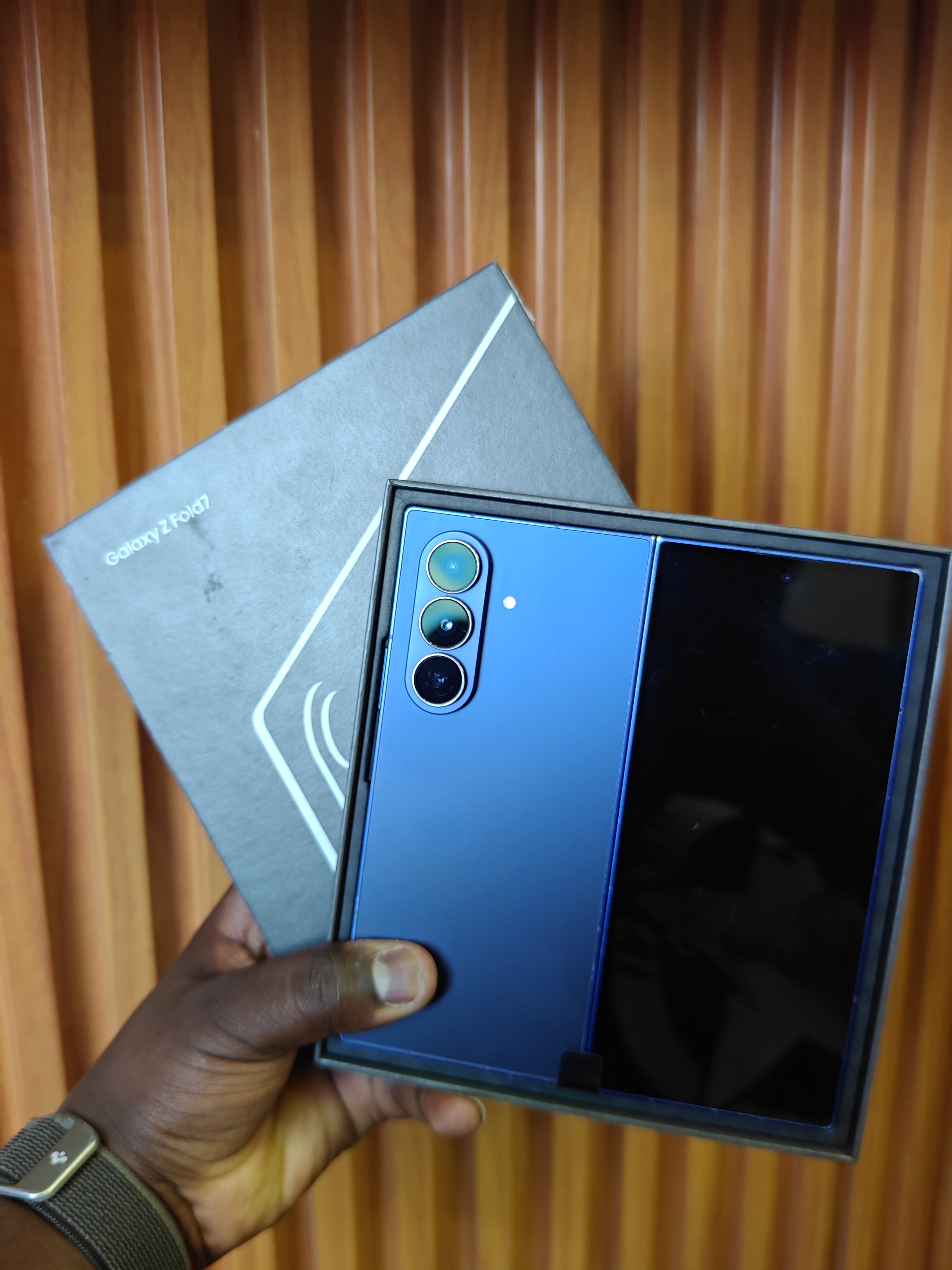 Preloved like new Samsung Galaxy Z Fold 7 with 2yrs Warranty, Foldable Dynamic LTPO AMOLED Display..256GB + 12GB Dual Physical Sim + eSim 4400mAh