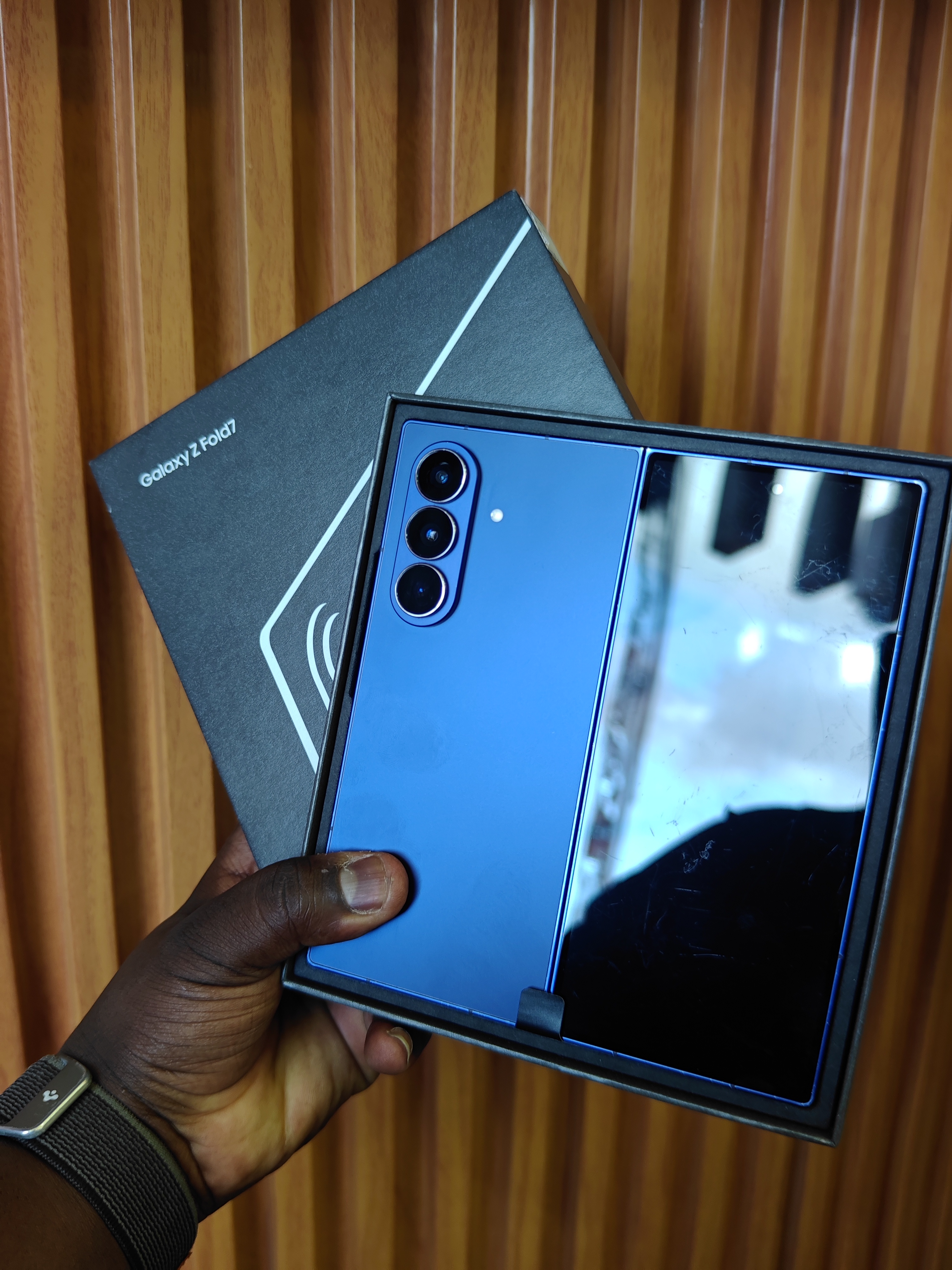 Preloved like new Samsung Galaxy Z Fold 7 with 2yrs Warranty, Foldable Dynamic LTPO AMOLED Display..256GB + 12GB Dual Physical Sim + eSim 4400mAh