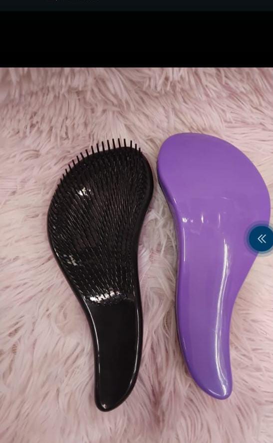 Detangler / Detangling brush for hair, best for curly hair to brush knots.