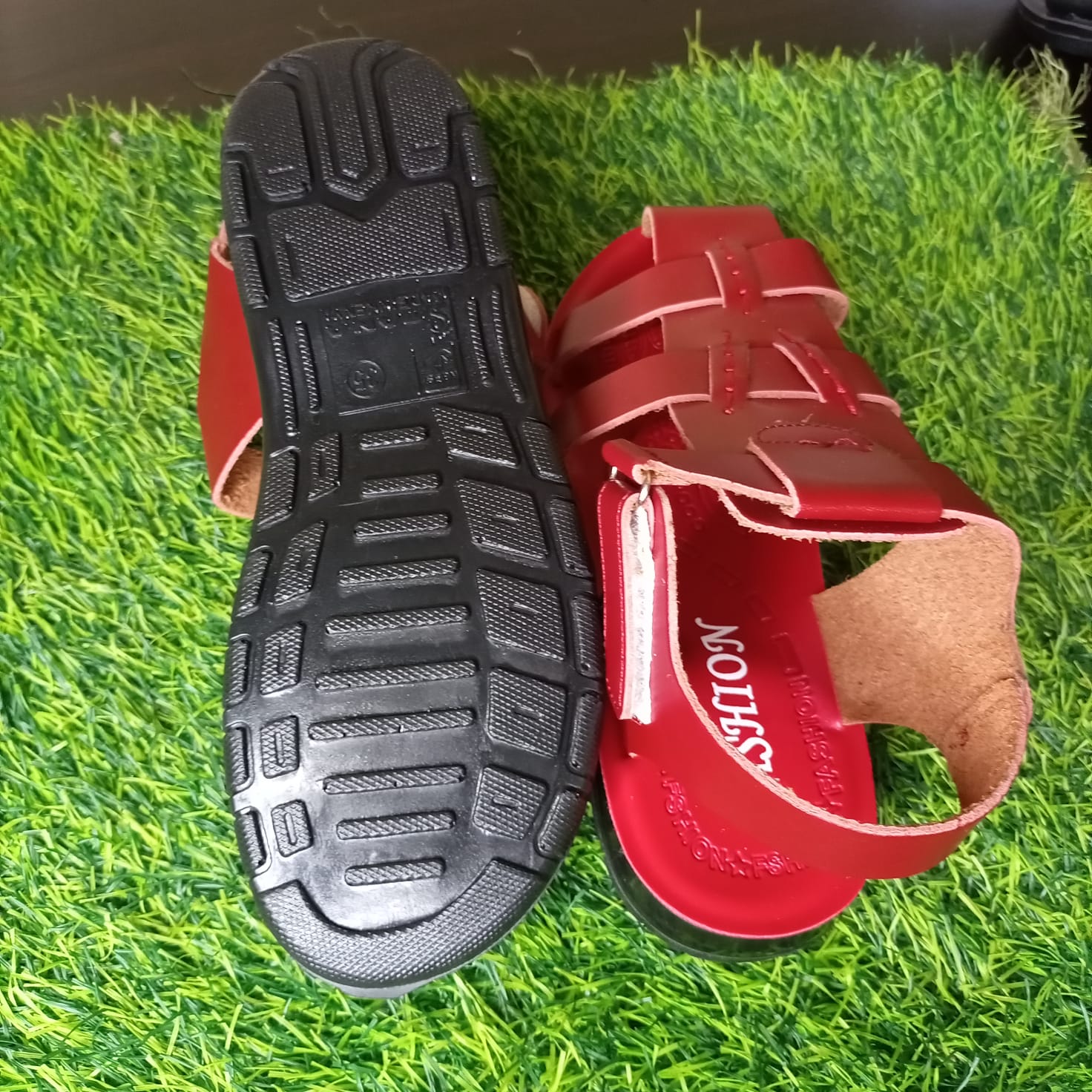 high quality boys lightweight ,breathable, antislip rubber sole ,comfortable sandals, open toe design with adjustable straps  for all outdoor and casual occasion