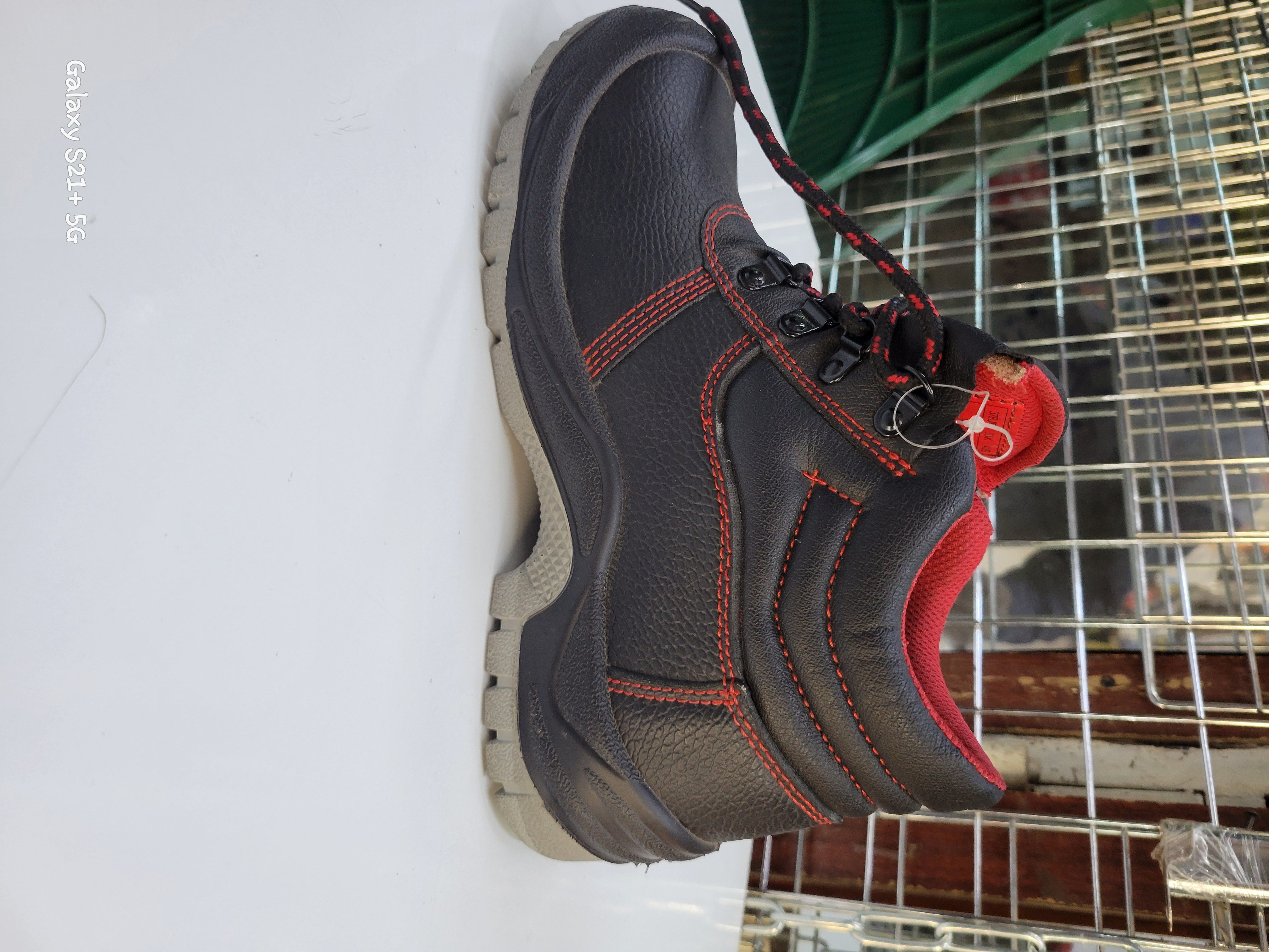 Above ankle safety boots. Protect your feets during industrial works, gardening,welding. Keep your feet safe with this safety boots.