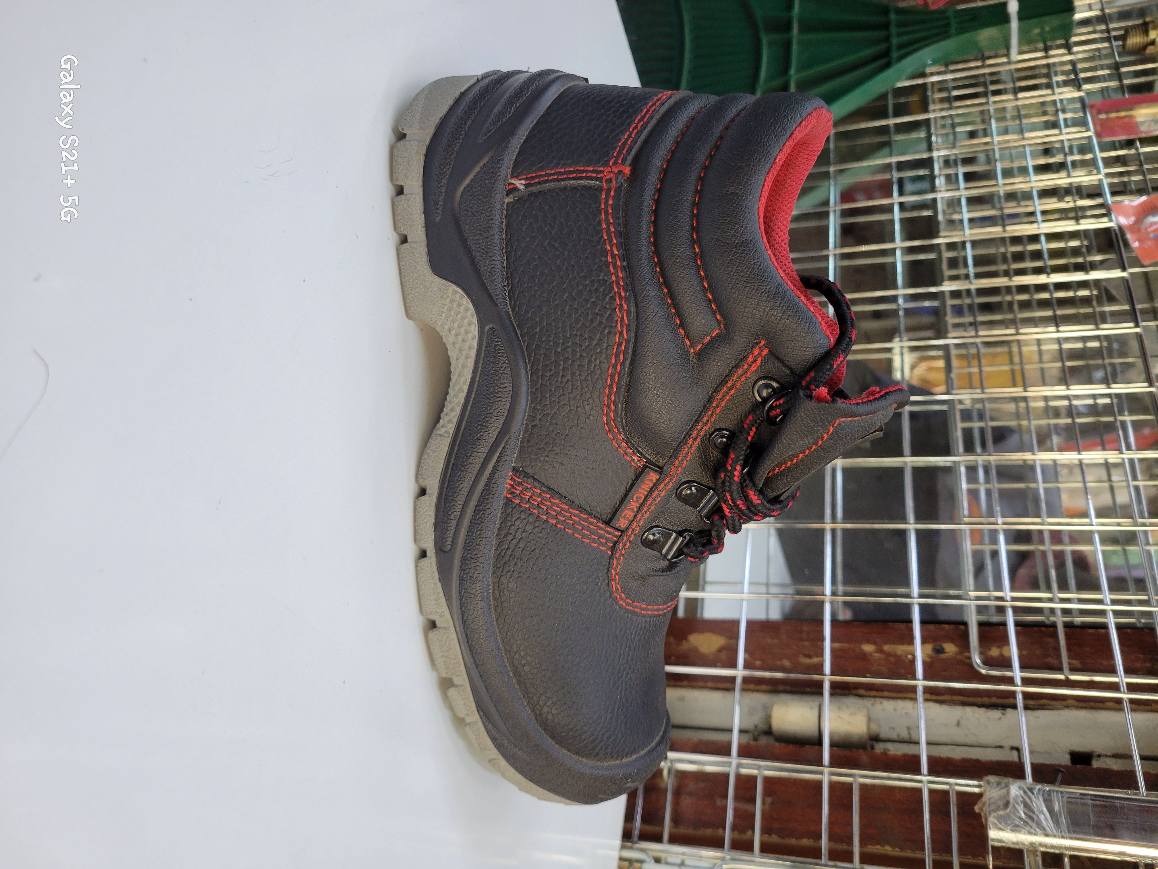 Above ankle safety boots. Protect your feets during industrial works, gardening,welding. Keep your feet safe with this safety boots.