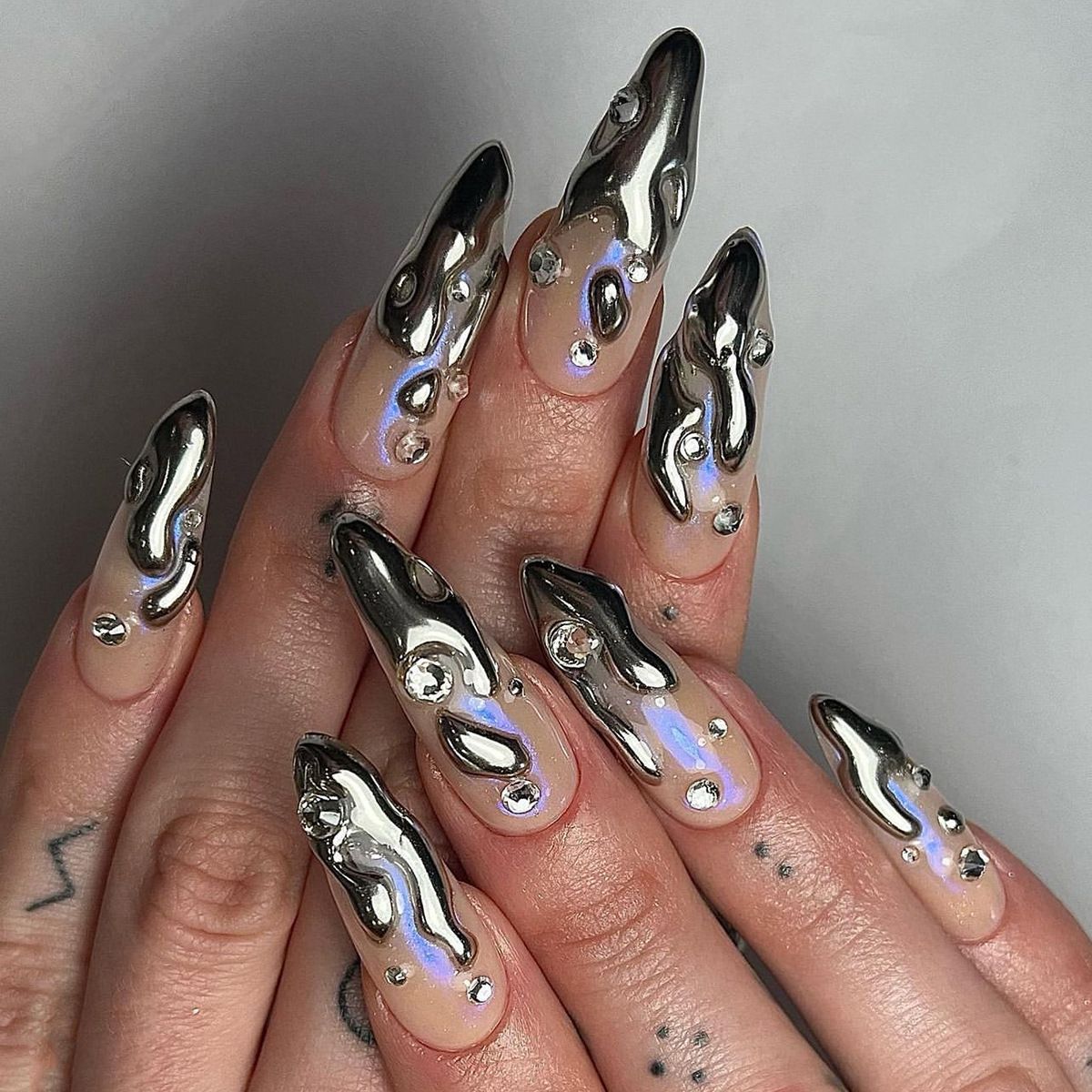 24Pcs/Set Silver Magma 3D Reusable False Nail Stickers Set Full Cover Nail Designs with Fake Diamonds Press for Womens