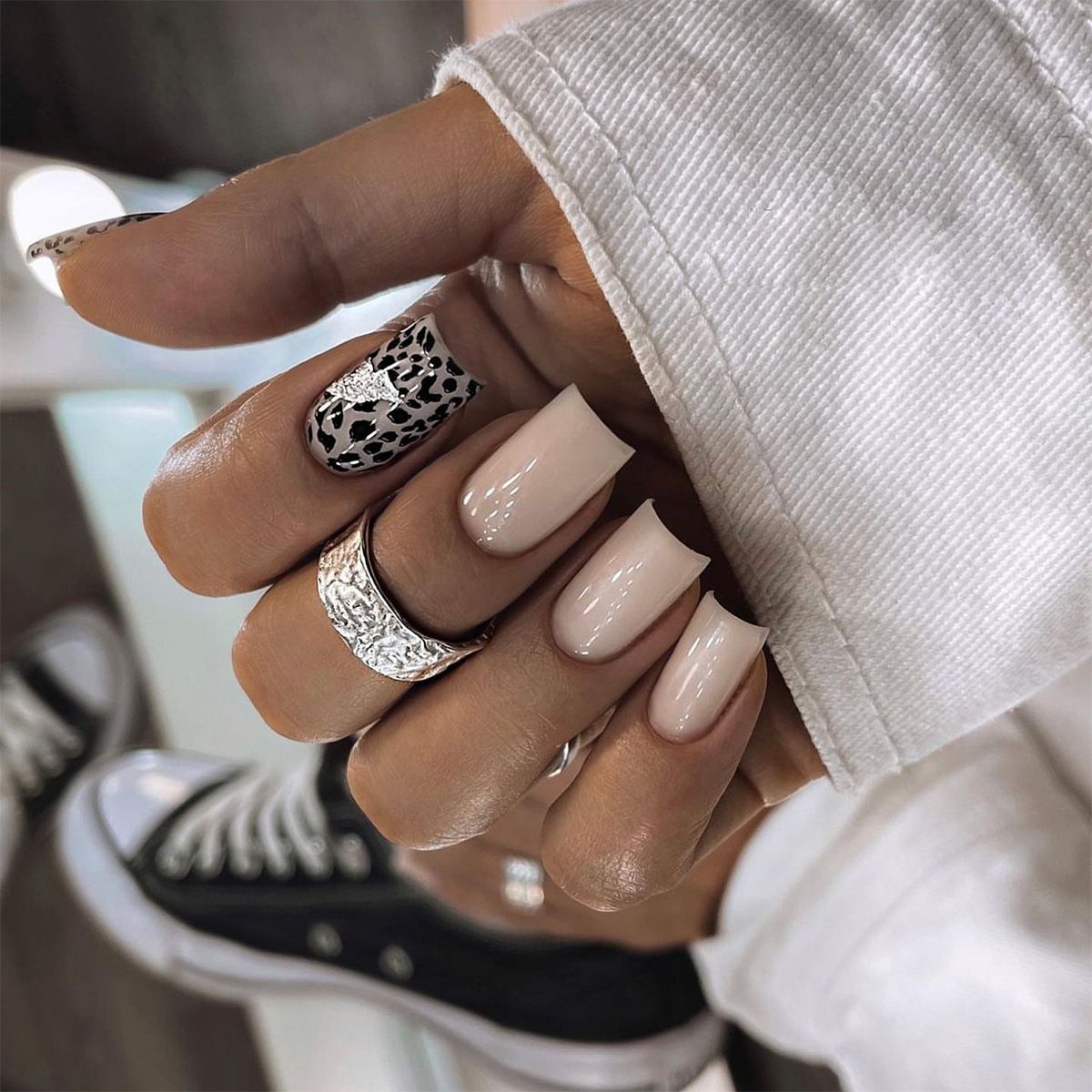 24pcs Leopard Print Wearable Fake Nails Reusable Stick On Nails Press on Full Cover False Nail Tips with Jelly Stickers Makeup Accessories