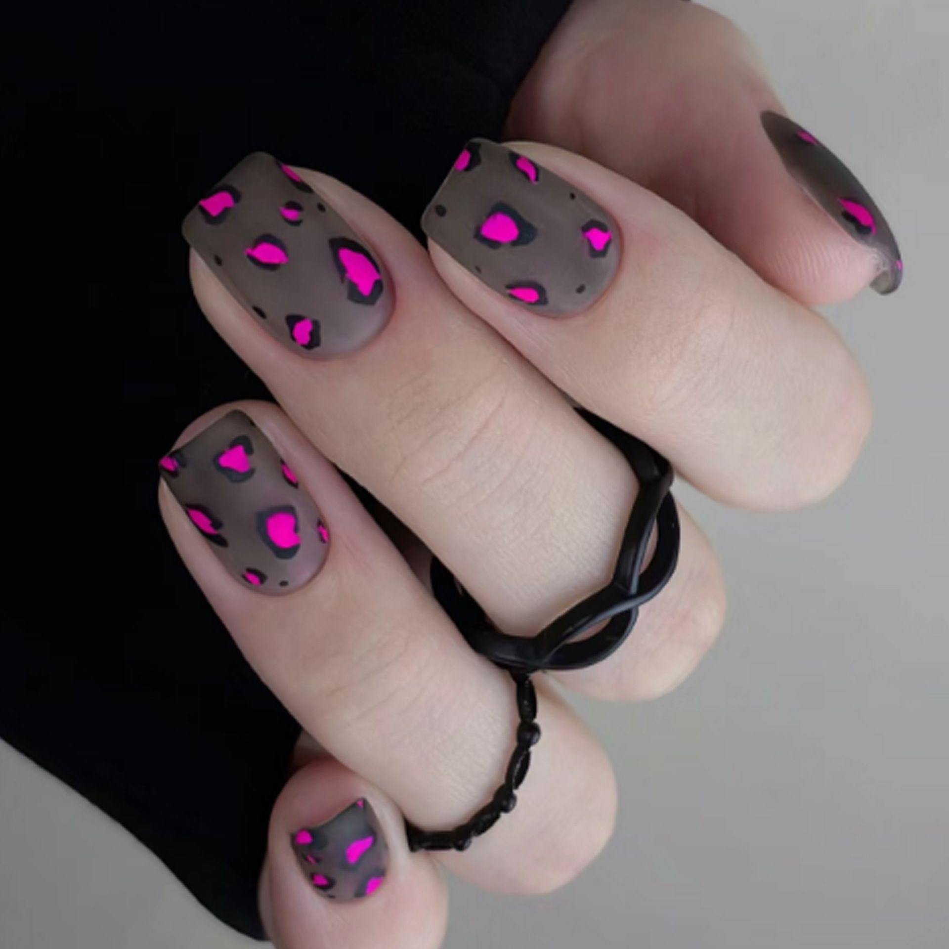 24pcs Leopard Print Wearable Fake Nails Reusable Stick On Nails Press on Full Cover False Nail Tips with Jelly Stickers Makeup Accessories view 2