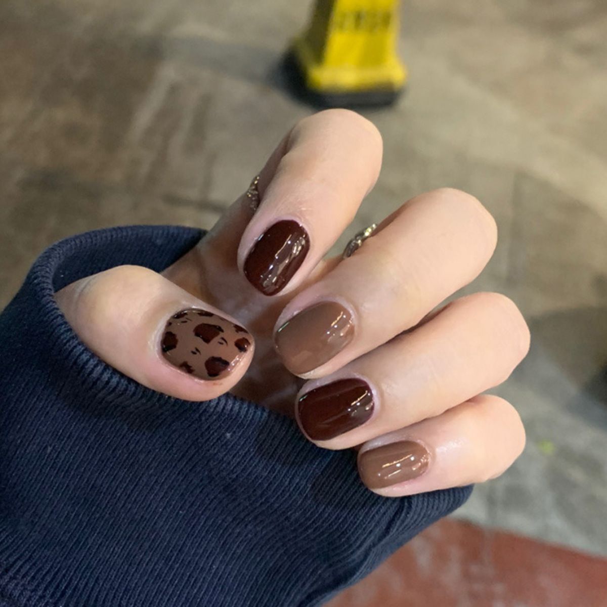 24pcs Leopard Print Wearable Fake Nails Reusable Stick On Nails Press on Full Cover False Nail Tips with Jelly Stickers Makeup Accessories Brown