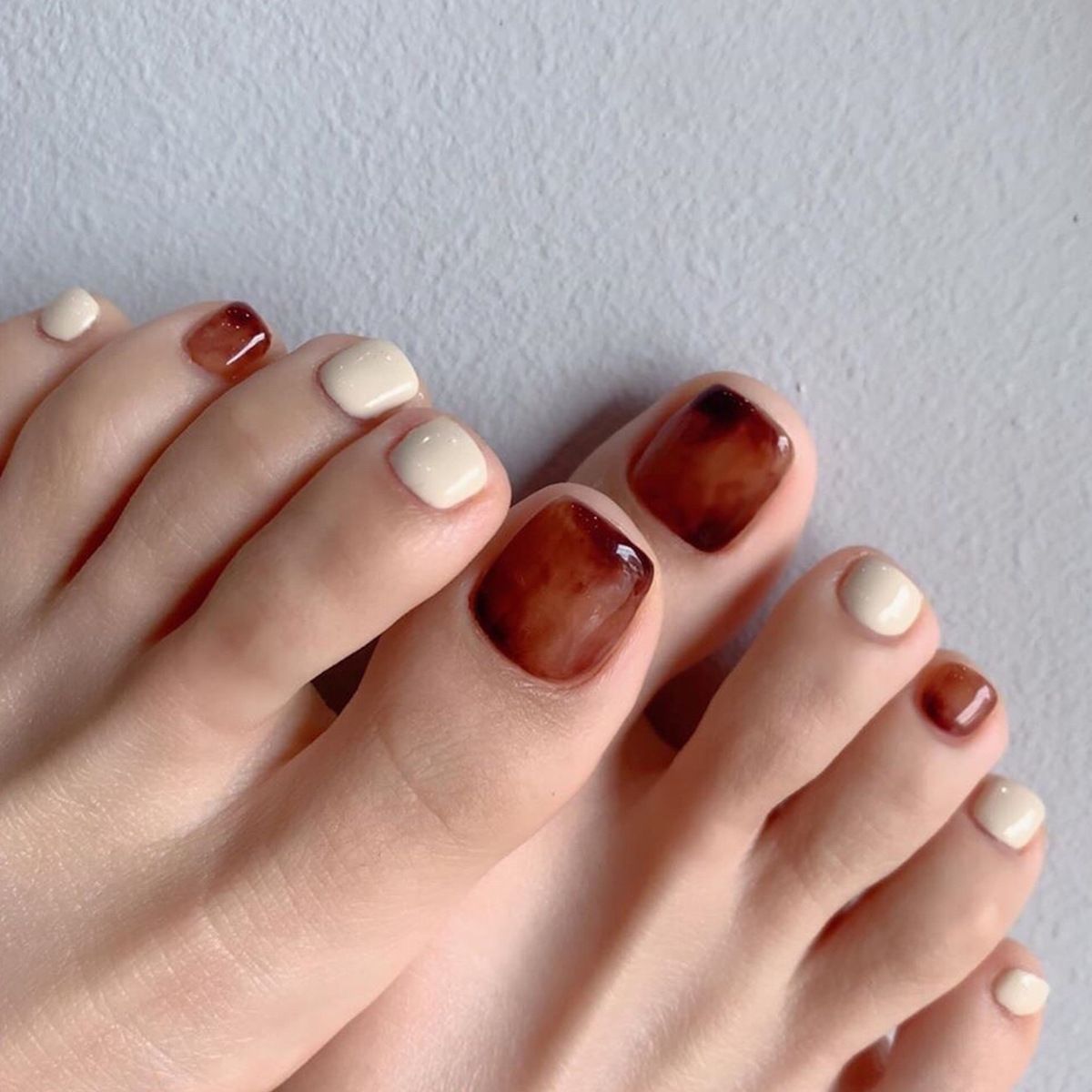 24 pcs Toe Fake Nails Toenail Wearable Nail Stickers Detachable False Nail Tips With Jelly Stickers Nails Art Amber Design