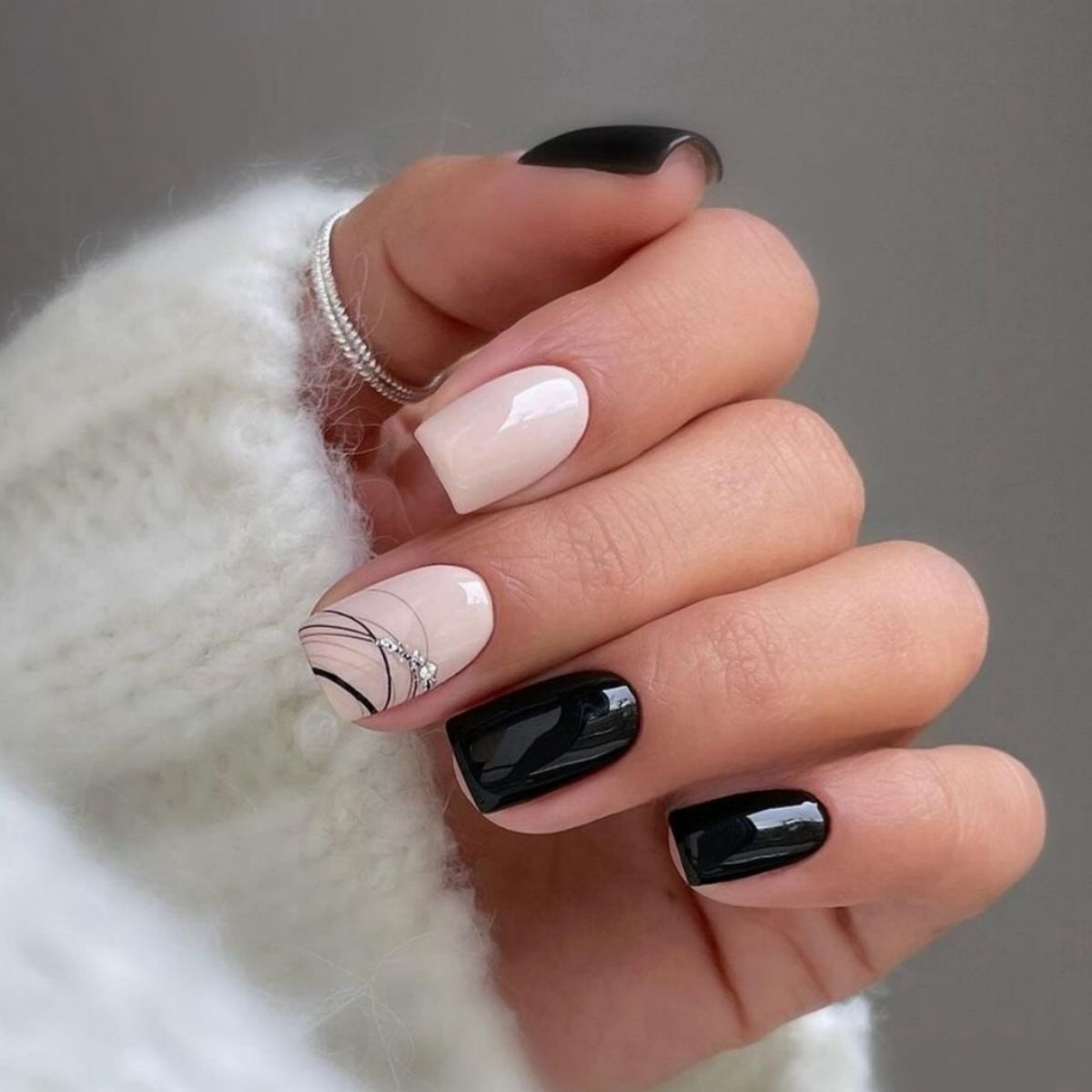 24pcs Square Wearable Fake Nails Reusable Stick On Nails Press on Full Cover False Nail Tips with Jelly Stickers Makeup Accessories Nail Art Black