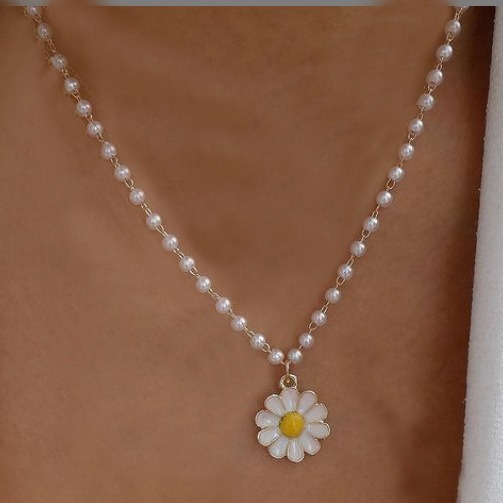 Cold Wind Imitation Pearl Chain Choker Chrysanthemum Collarbone Chain European And American Creative White Daisy Necklace