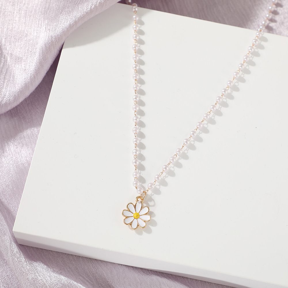 Cold Wind Imitation Pearl Chain Choker Chrysanthemum Collarbone Chain European And American Creative White Daisy Necklace