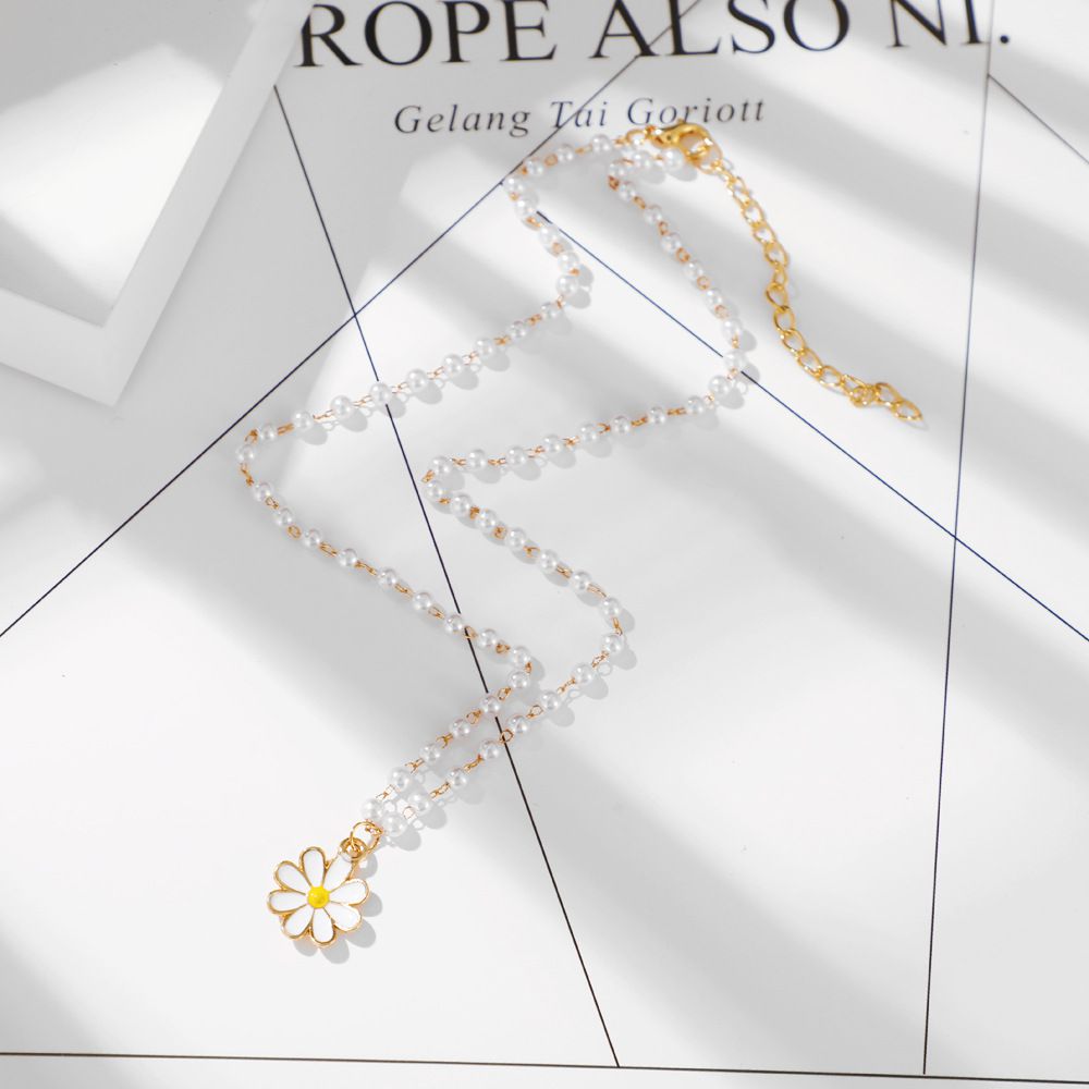 Cold Wind Imitation Pearl Chain Choker Chrysanthemum Collarbone Chain European And American Creative White Daisy Necklace