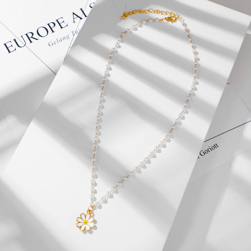 Cold Wind Imitation Pearl Chain Choker Chrysanthemum Collarbone Chain European And American Creative White Daisy Necklace
