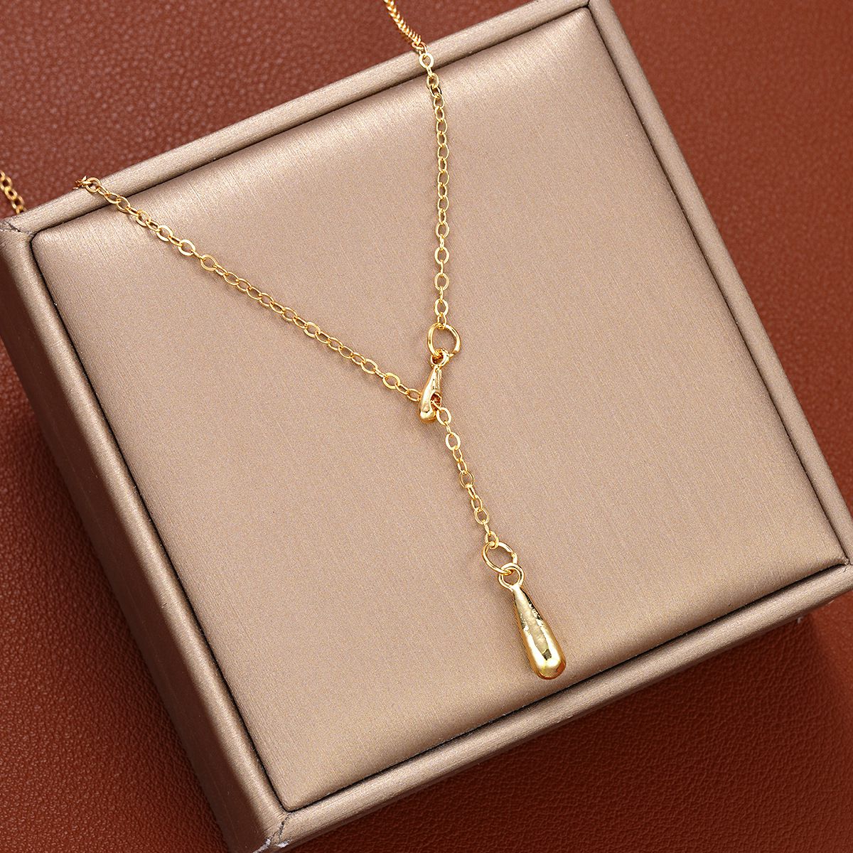 Light Luxury Niche Autumn And Winter Water Drop Fringed Gold Necklace Women'S Collarbone Chain Sweater Chain