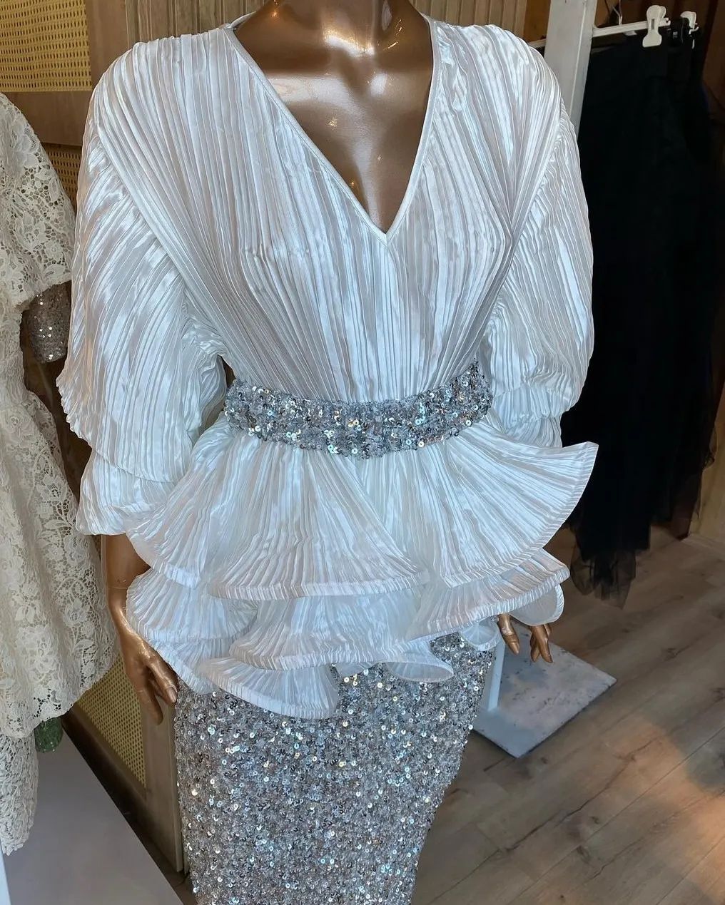 New Product Selection: Fashionable Set, Ladies' Elegance, Lantern Long Sleeve, V-neck, Lotus Leaf Display, Shining Face Shirt, Women's High Waist, Shining Glitter Skirt