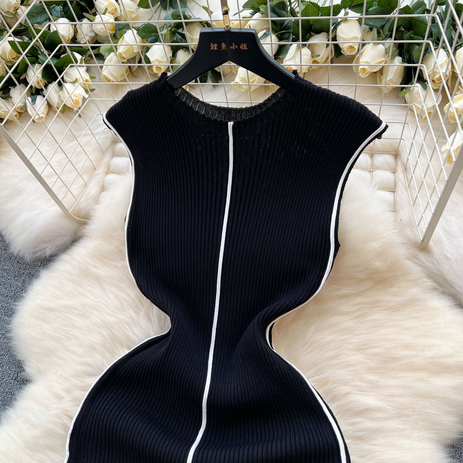 New Product Selection: Goddess Style High End Knitted Dress with Women's Design Sense, niche, slim fit, slimming temperament, contrasting color, hip hugging skirt