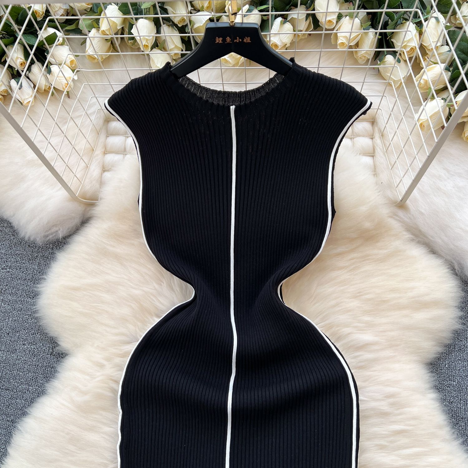 New Product Selection: Goddess Style High End Knitted Dress with Women's Design Sense, niche, slim fit, slimming temperament, contrasting color, hip hugging skirt