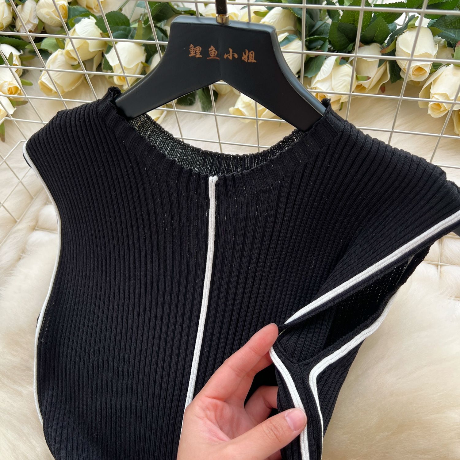 New Product Selection: Goddess Style High End Knitted Dress with Women's Design Sense, niche, slim fit, slimming temperament, contrasting color, hip hugging skirt
