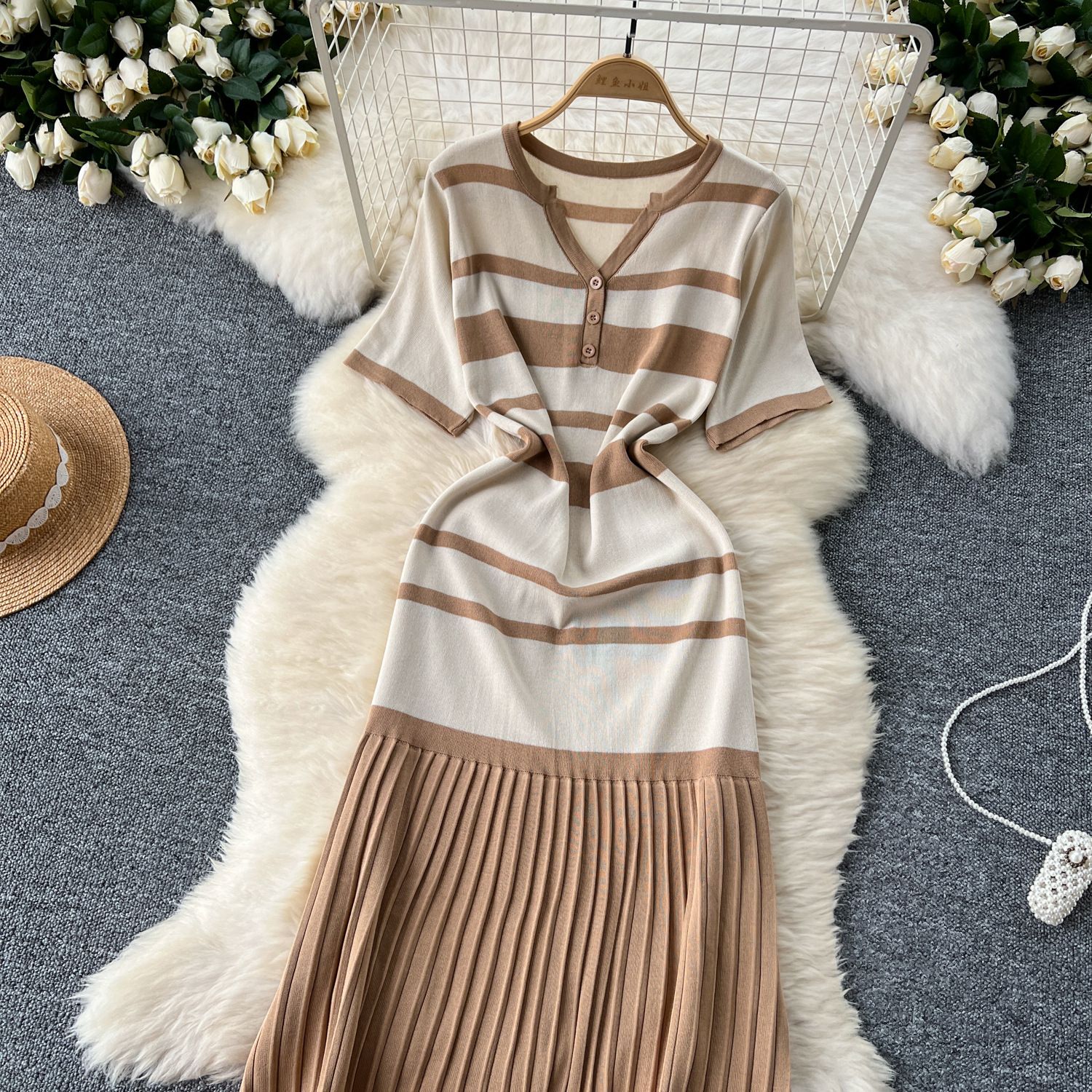 New product selection: Korean style fashionable V-neck short sleeved striped contrasting knitted dress for women, slim and high-end, pleated long skirt for women in summer