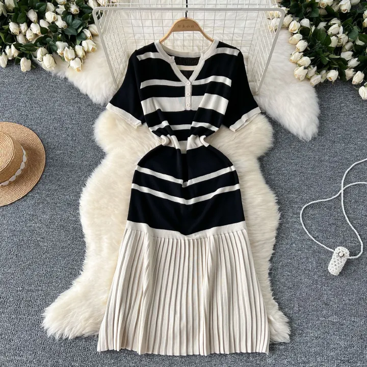 New product selection: Korean style fashionable V-neck short sleeved striped contrasting knitted dress for women, slim and high-end, pleated long skirt for women in summer