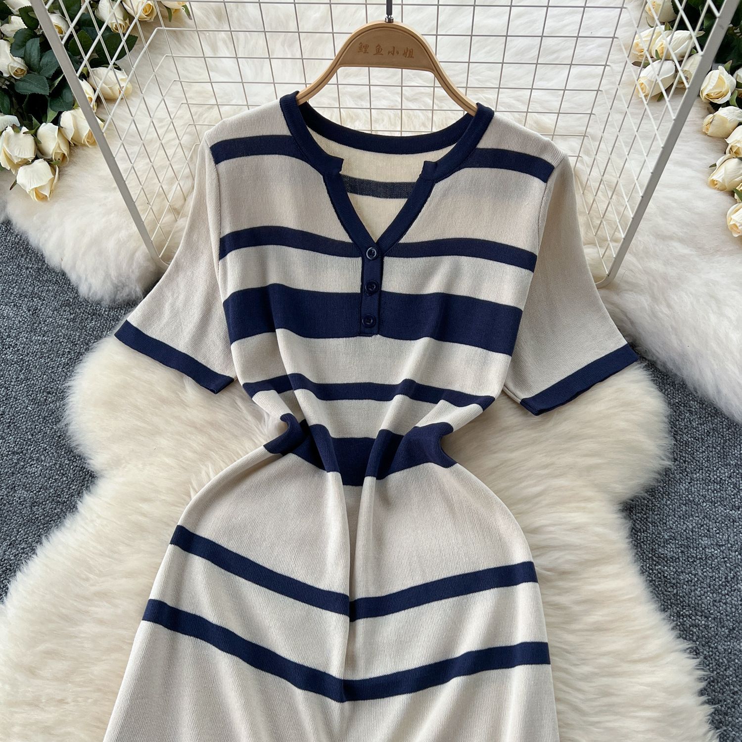 New product selection: Korean style fashionable V-neck short sleeved striped contrasting knitted dress for women, slim and high-end, pleated long skirt for women in summer